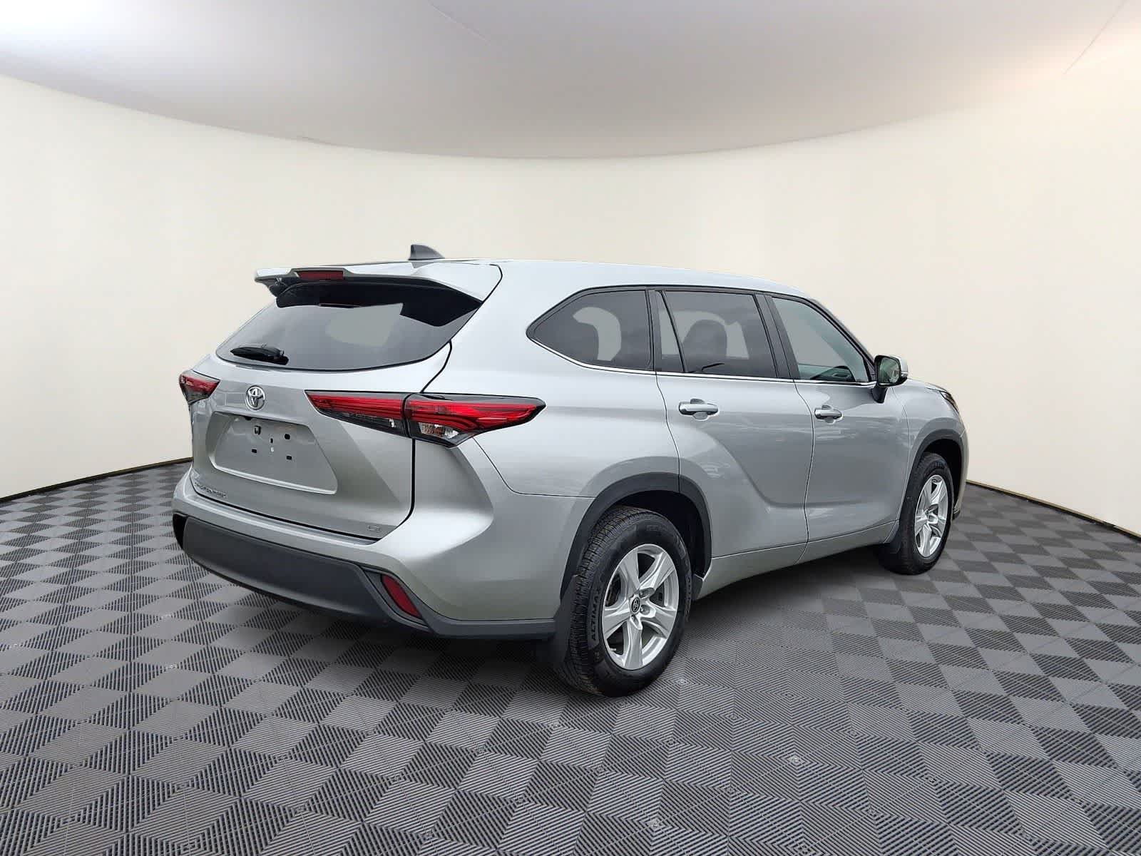 Thumbnail: 2023 Toyota Highlander - 6