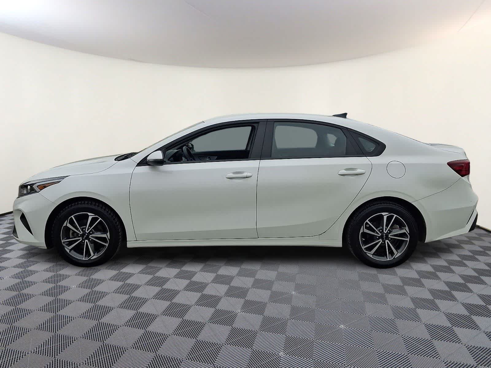 Thumbnail: 2023 Kia Forte - 8