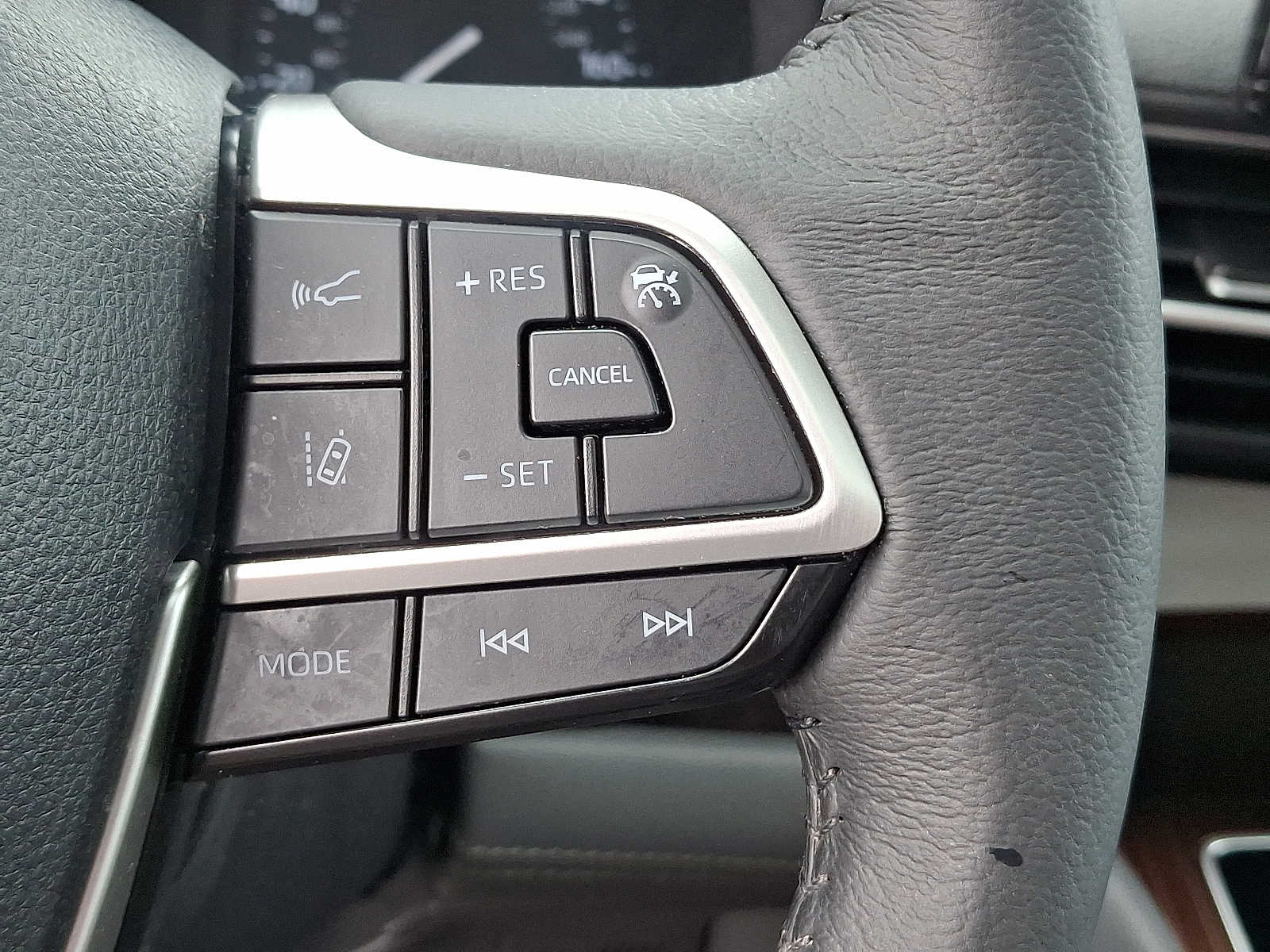2021 Toyota Sienna XLE 25