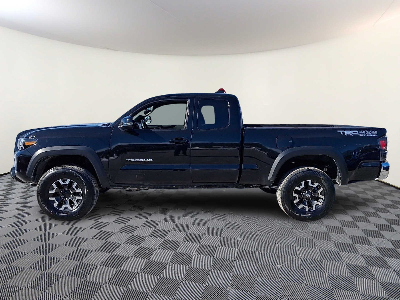Thumbnail: 2020 Toyota Tacoma - 10