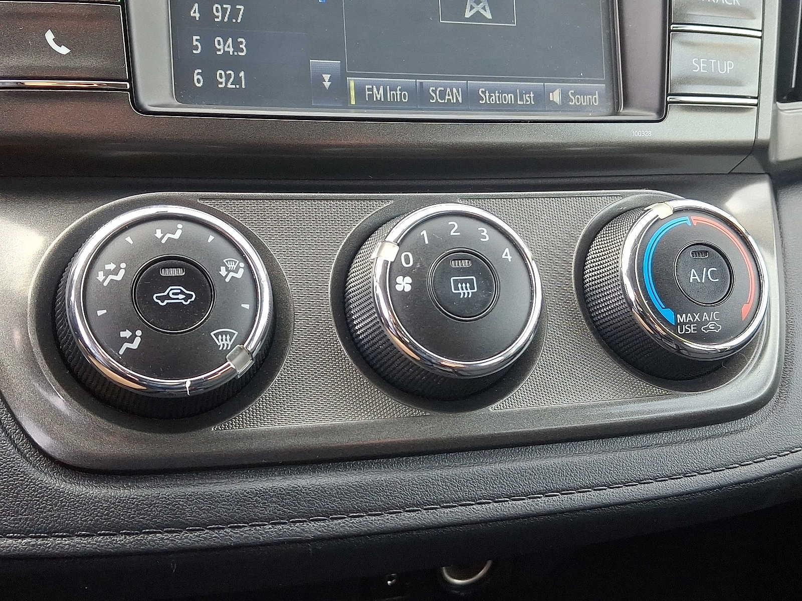 Thumbnail: 2015 Toyota RAV4 - 17