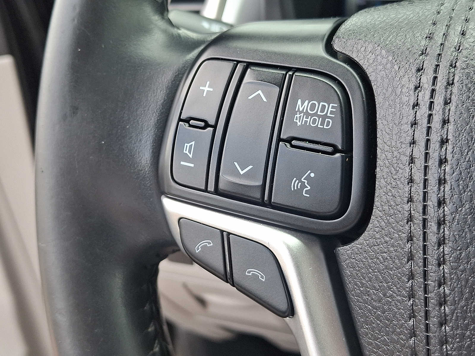 Thumbnail: 2017 Toyota Highlander - 21
