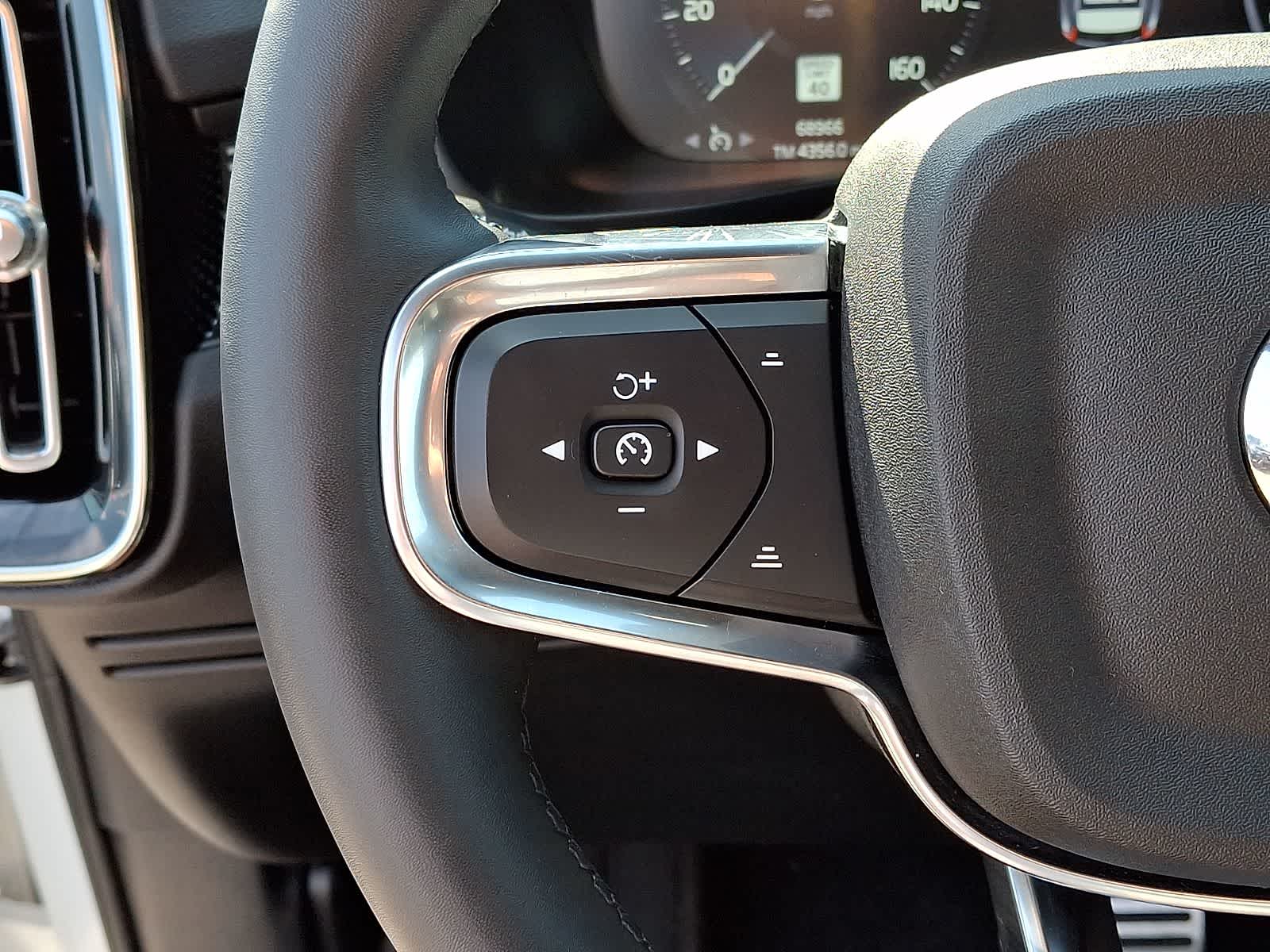 Thumbnail: 2022 Volvo XC40 - 23