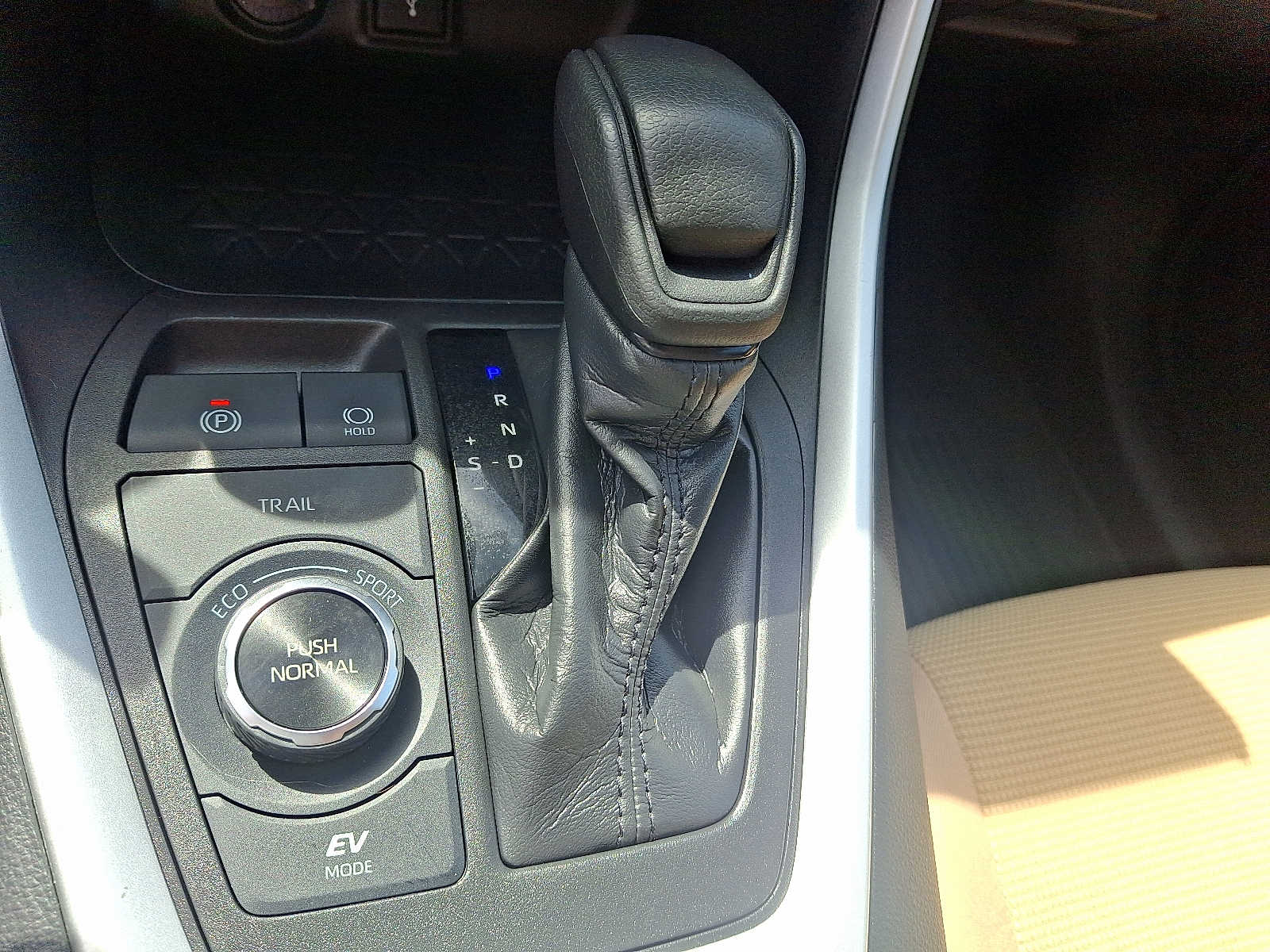 Thumbnail: 2021 Toyota RAV4 - 16