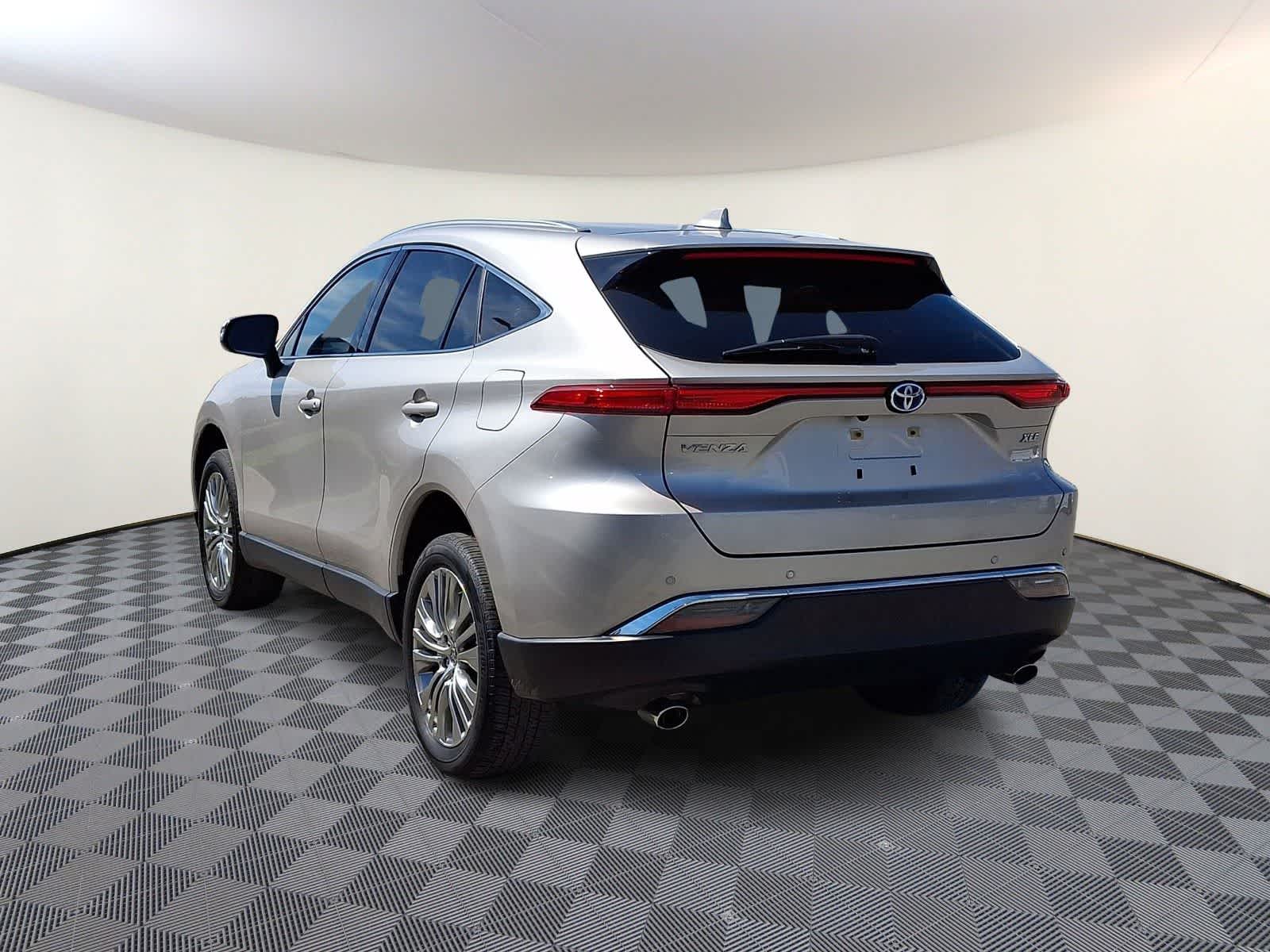 Thumbnail: 2023 Toyota Venza - 9