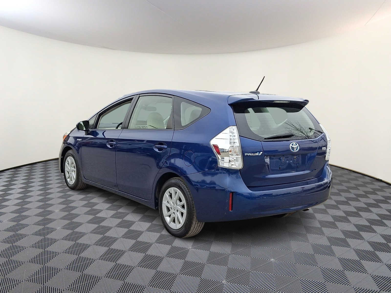 Thumbnail: 2012 Toyota Prius v - 8