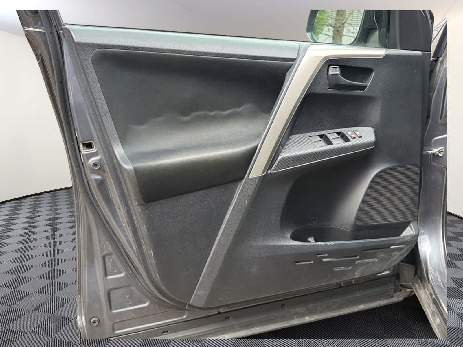 Thumbnail: 2015 Toyota RAV4 - 9