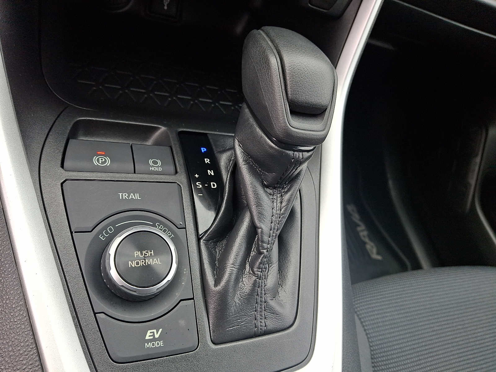 Thumbnail: 2020 Toyota RAV4 - 17