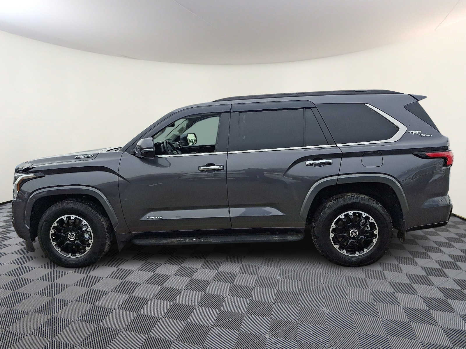 Thumbnail: 2023 Toyota Sequoia - 10