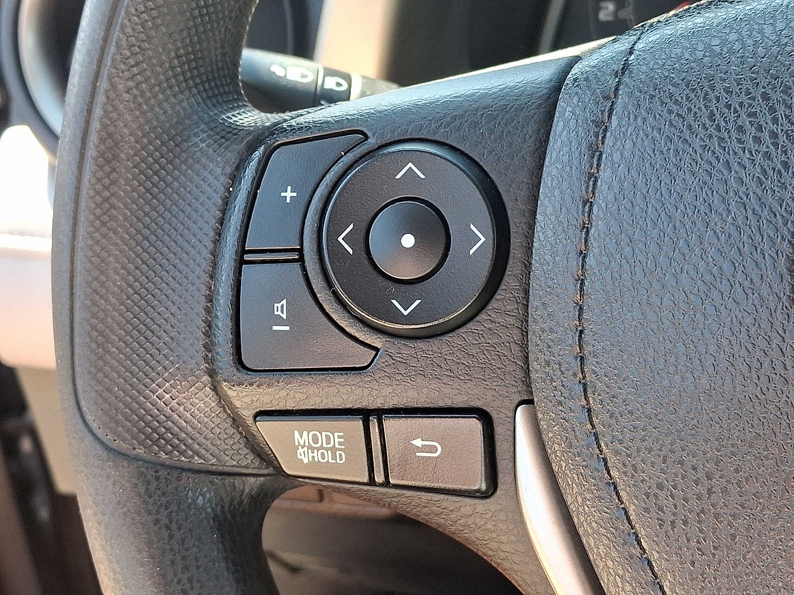 Thumbnail: 2014 Toyota RAV4 - 23