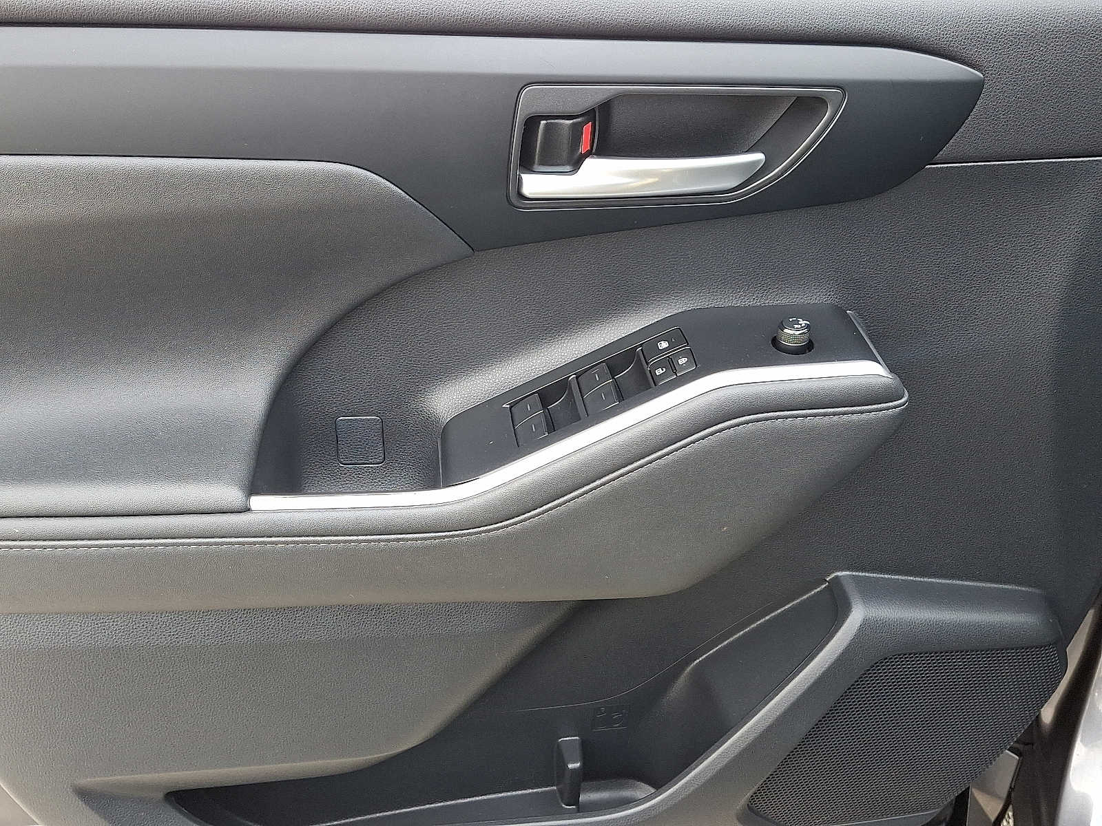 Thumbnail: 2023 Toyota Highlander - 16