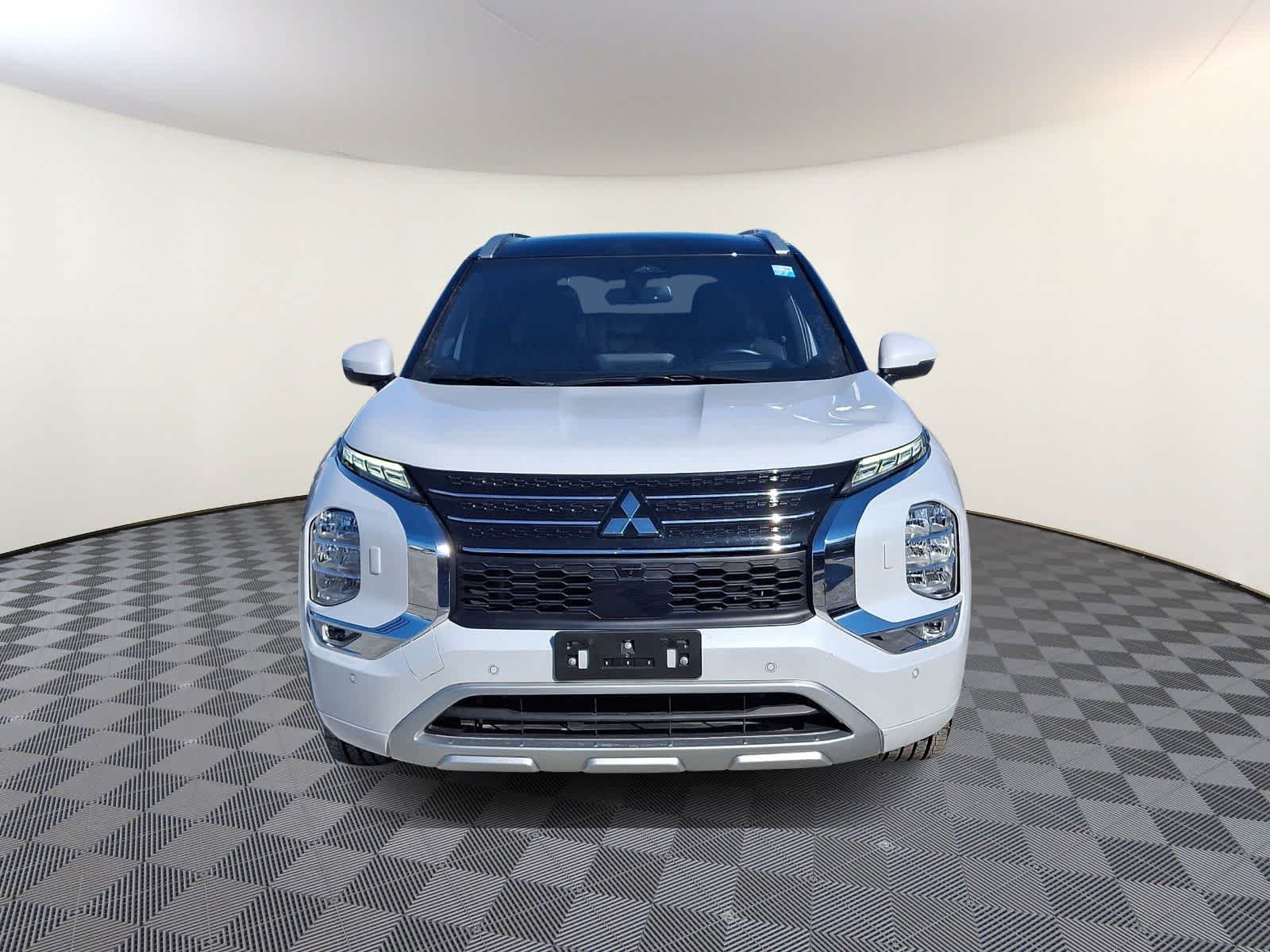 Thumbnail: 2024 Mitsubishi Outlander - 3