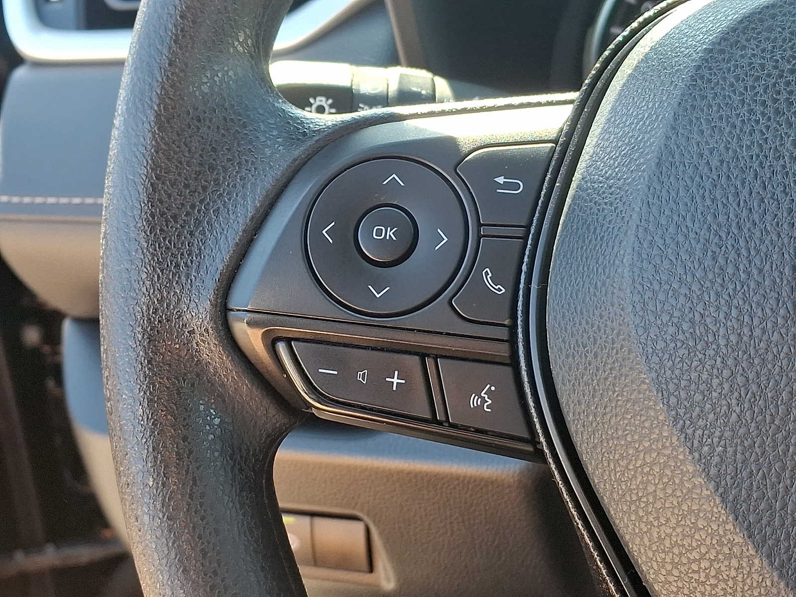 Thumbnail: 2021 Toyota RAV4 - 23