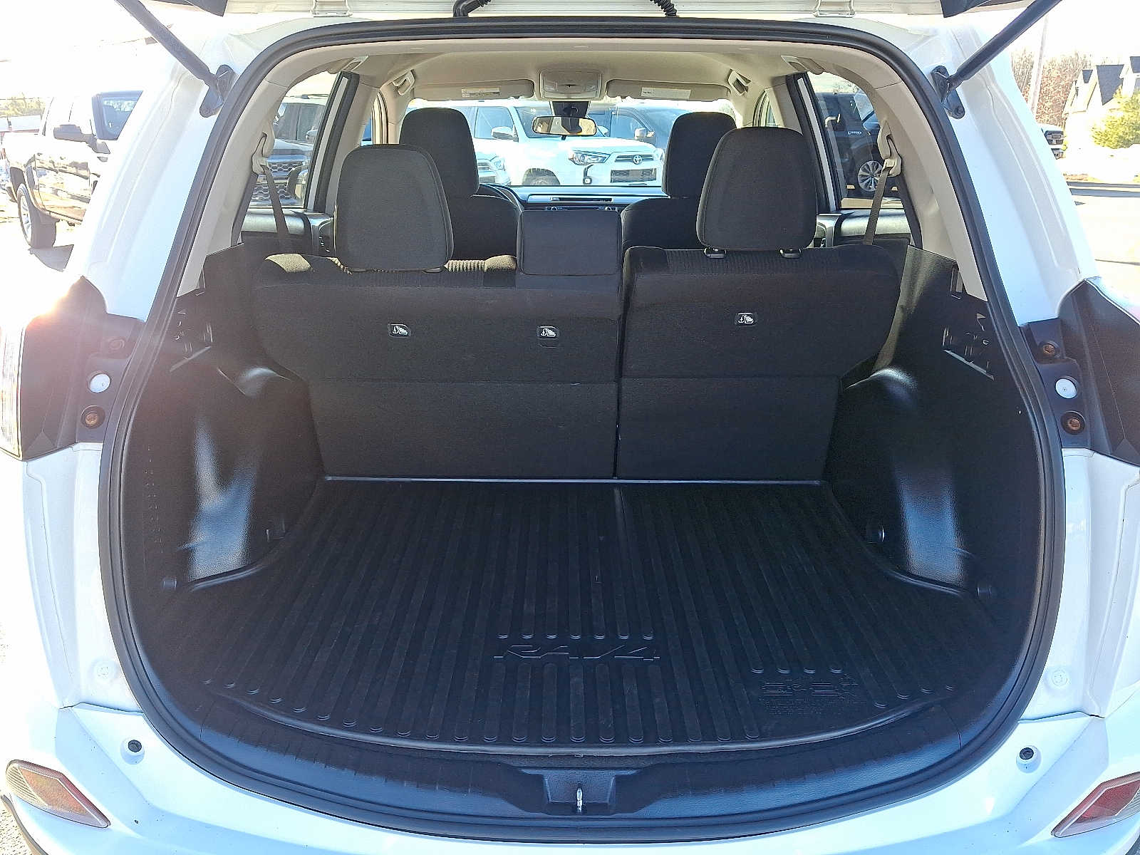 Thumbnail: 2018 Toyota RAV4 - 29