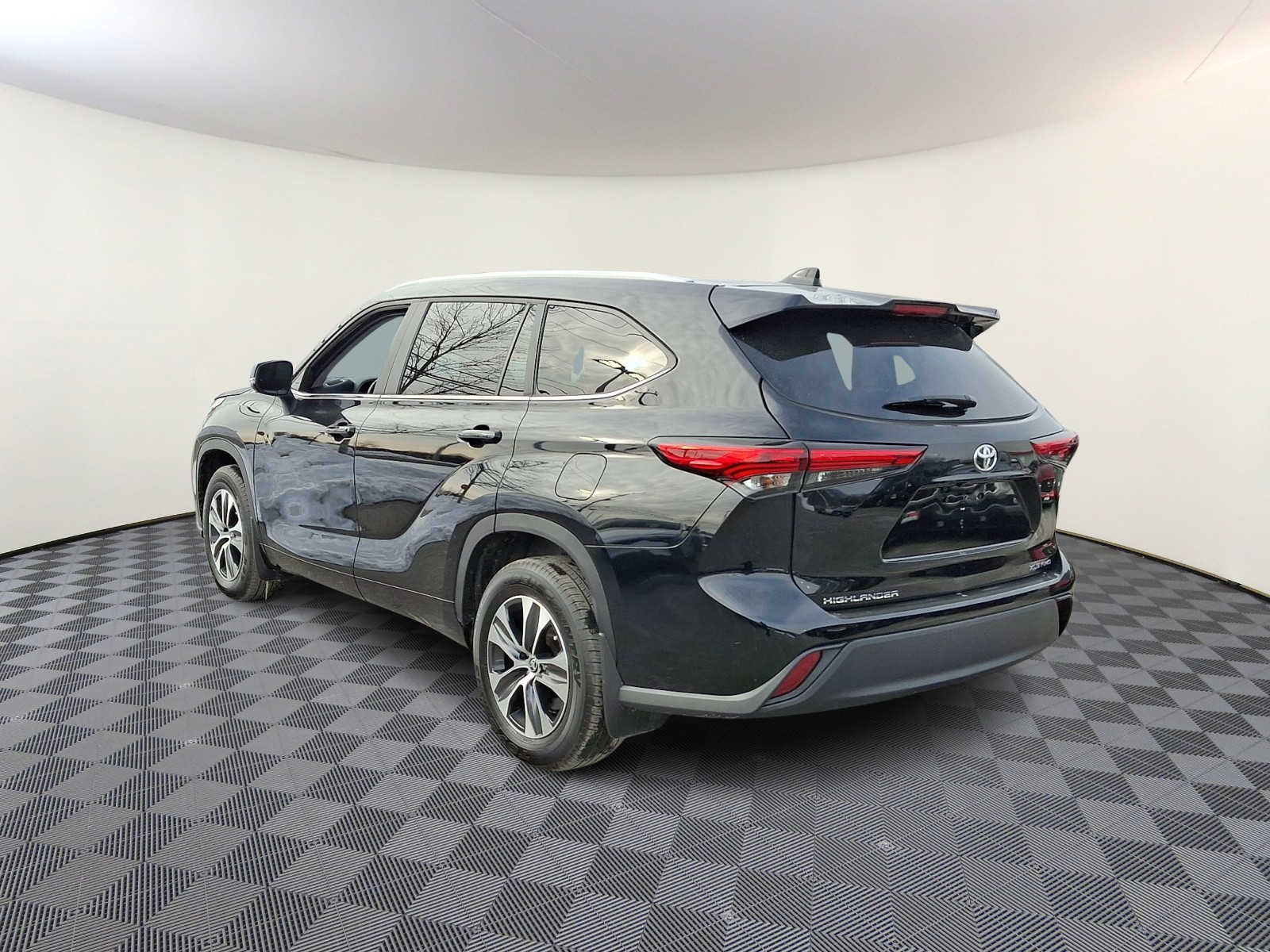 Thumbnail: 2023 Toyota Highlander - 9