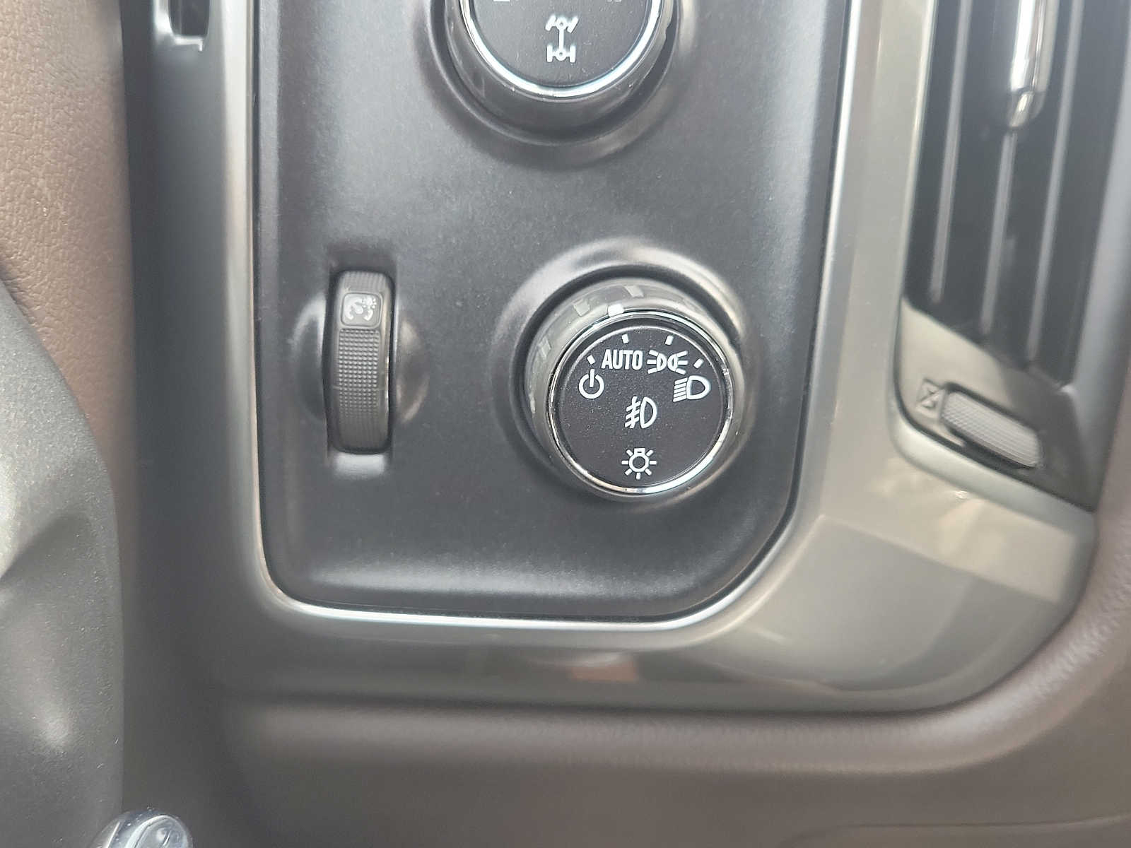 Thumbnail: 2015 Chevrolet Silverado 1500 - 25