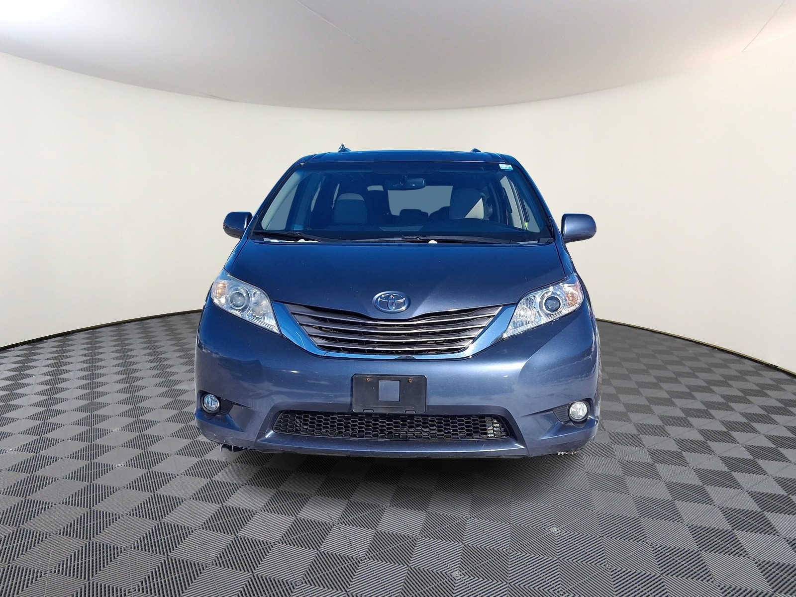 Thumbnail: 2015 Toyota Sienna - 3