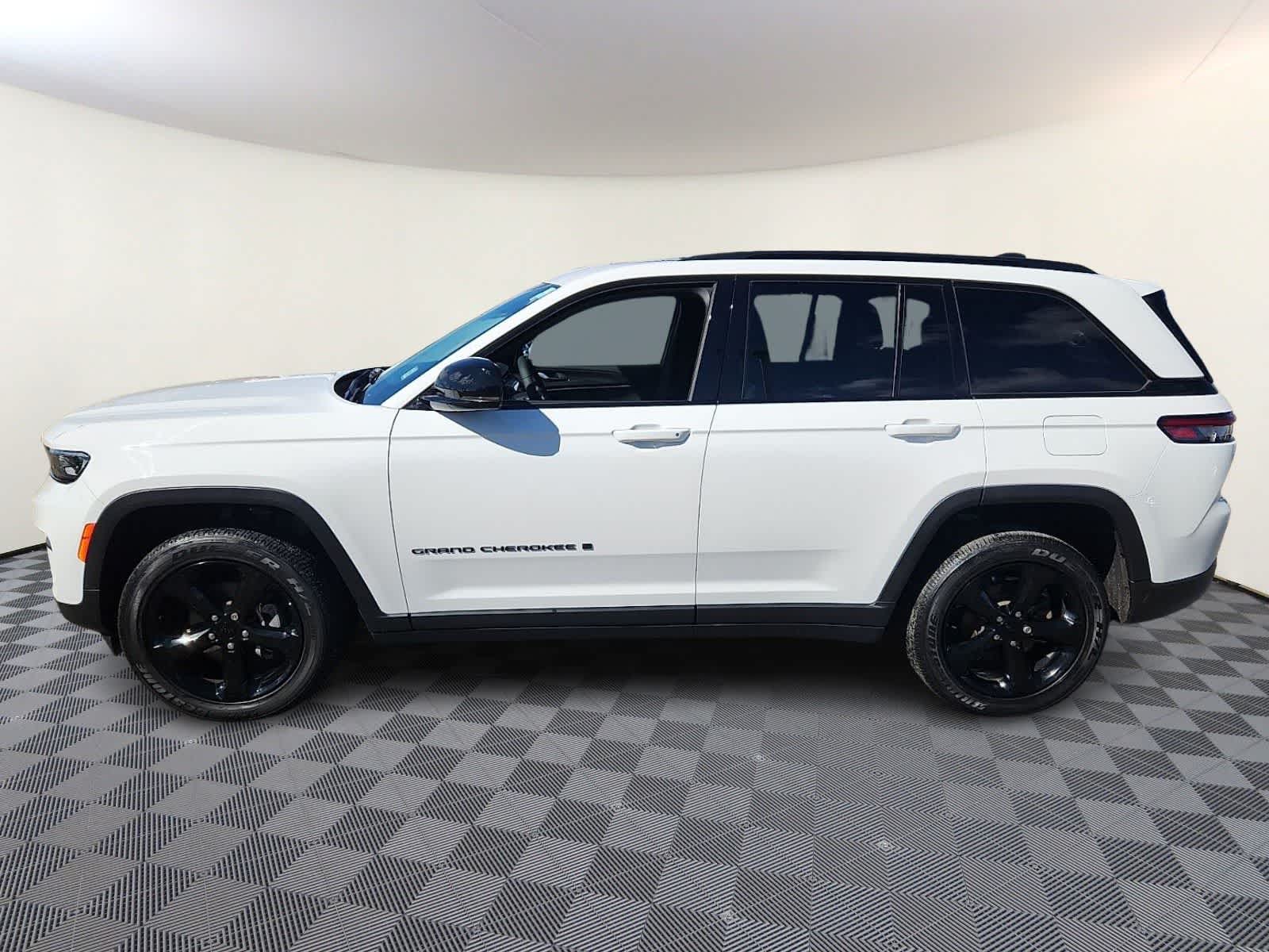 Thumbnail: 2023 Jeep Grand Cherokee - 8