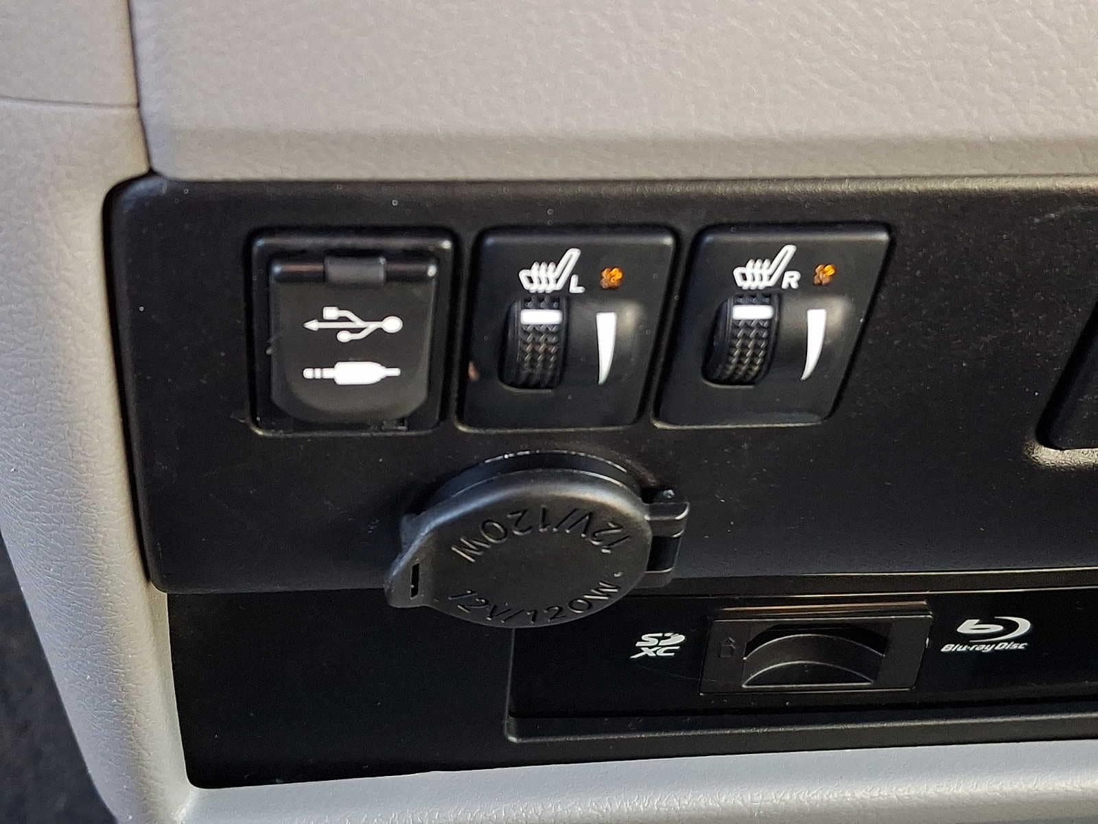 Thumbnail: 2015 Toyota Sienna - 28