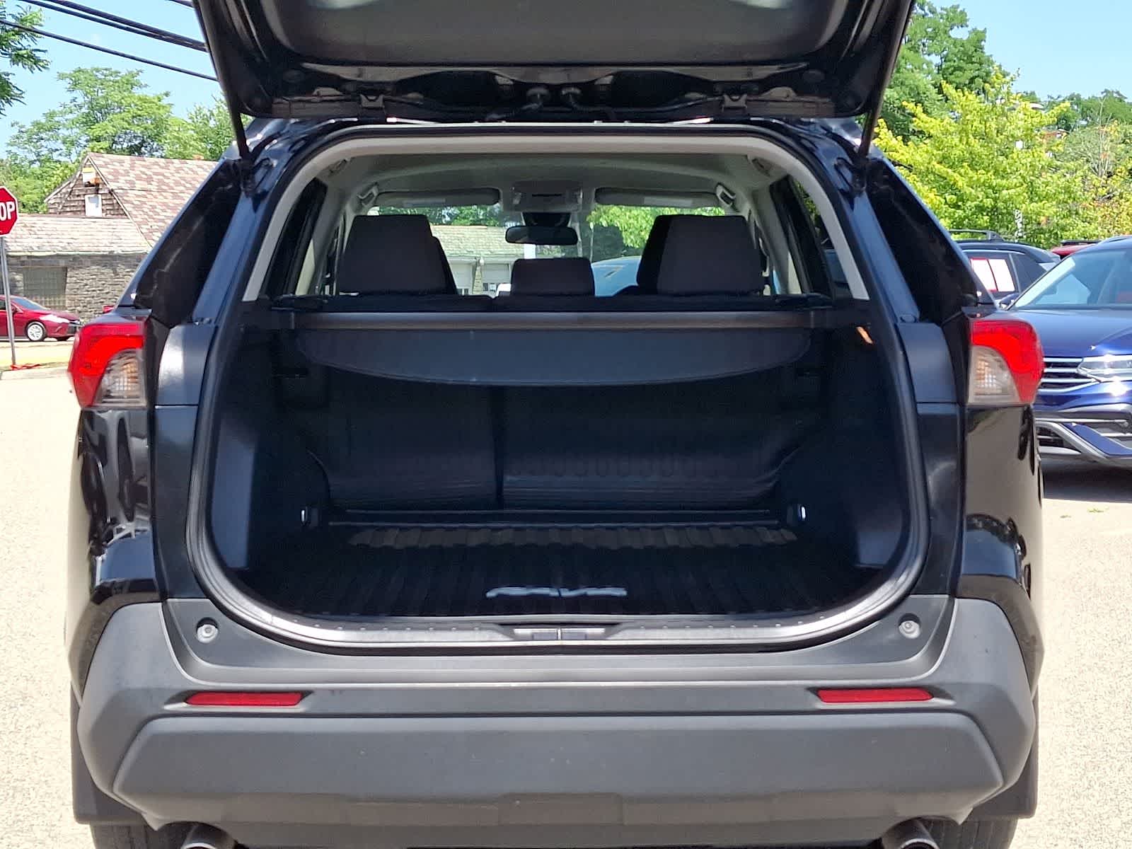 Thumbnail: 2021 Toyota RAV4 - 32