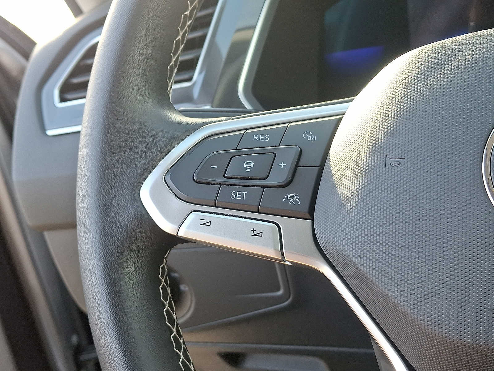 Thumbnail: 2022 Volkswagen Tiguan - 23