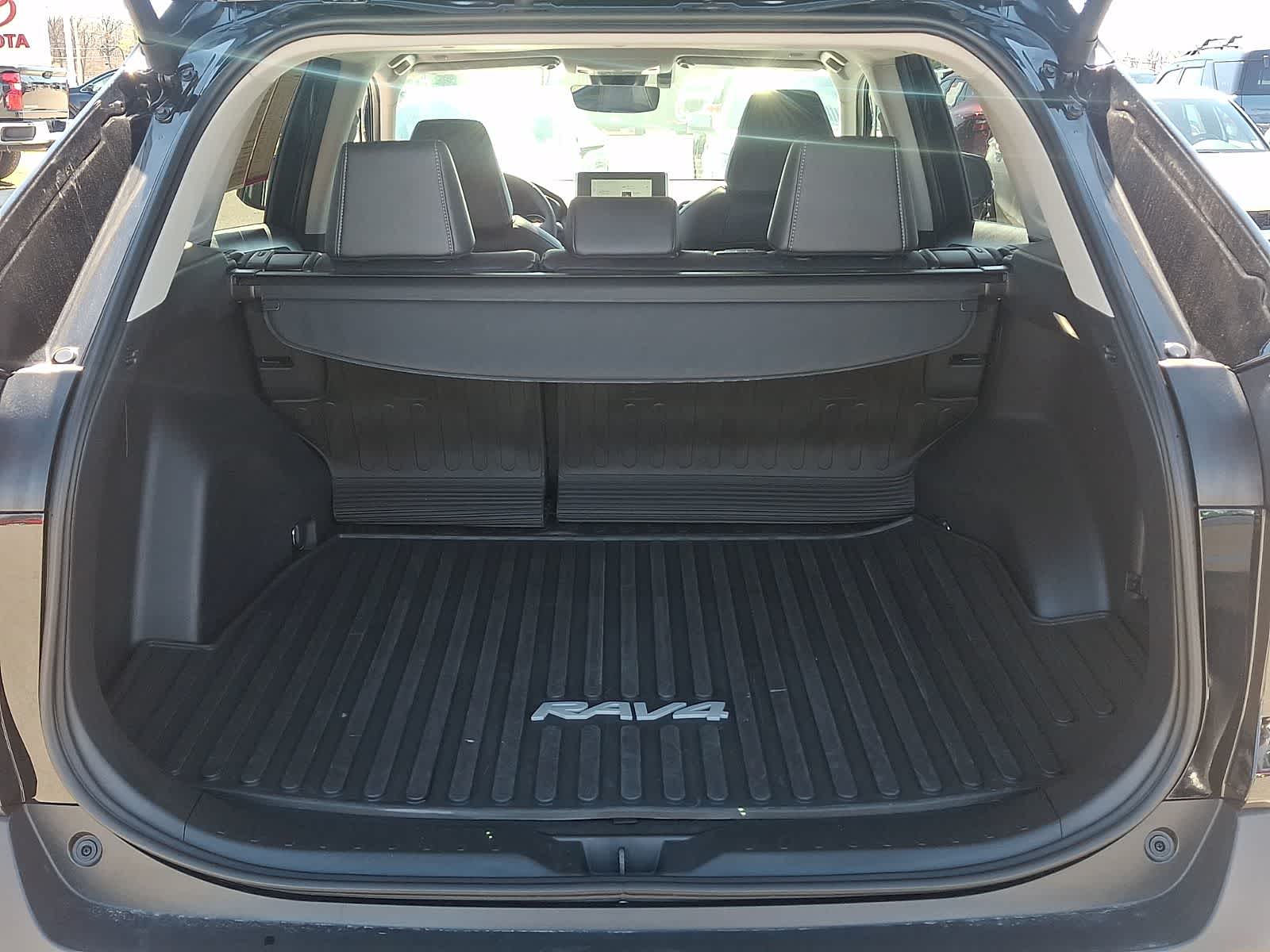 Thumbnail: 2025 Toyota RAV4 - 32