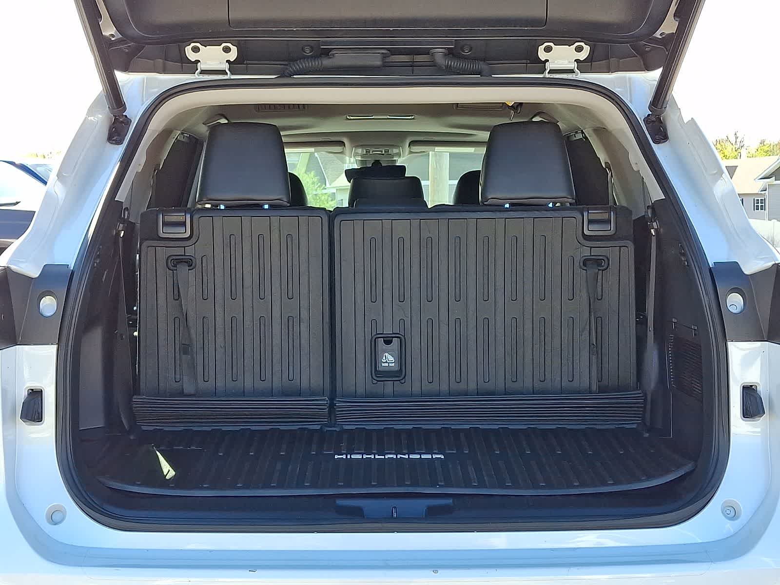 Thumbnail: 2023 Toyota Highlander - 32