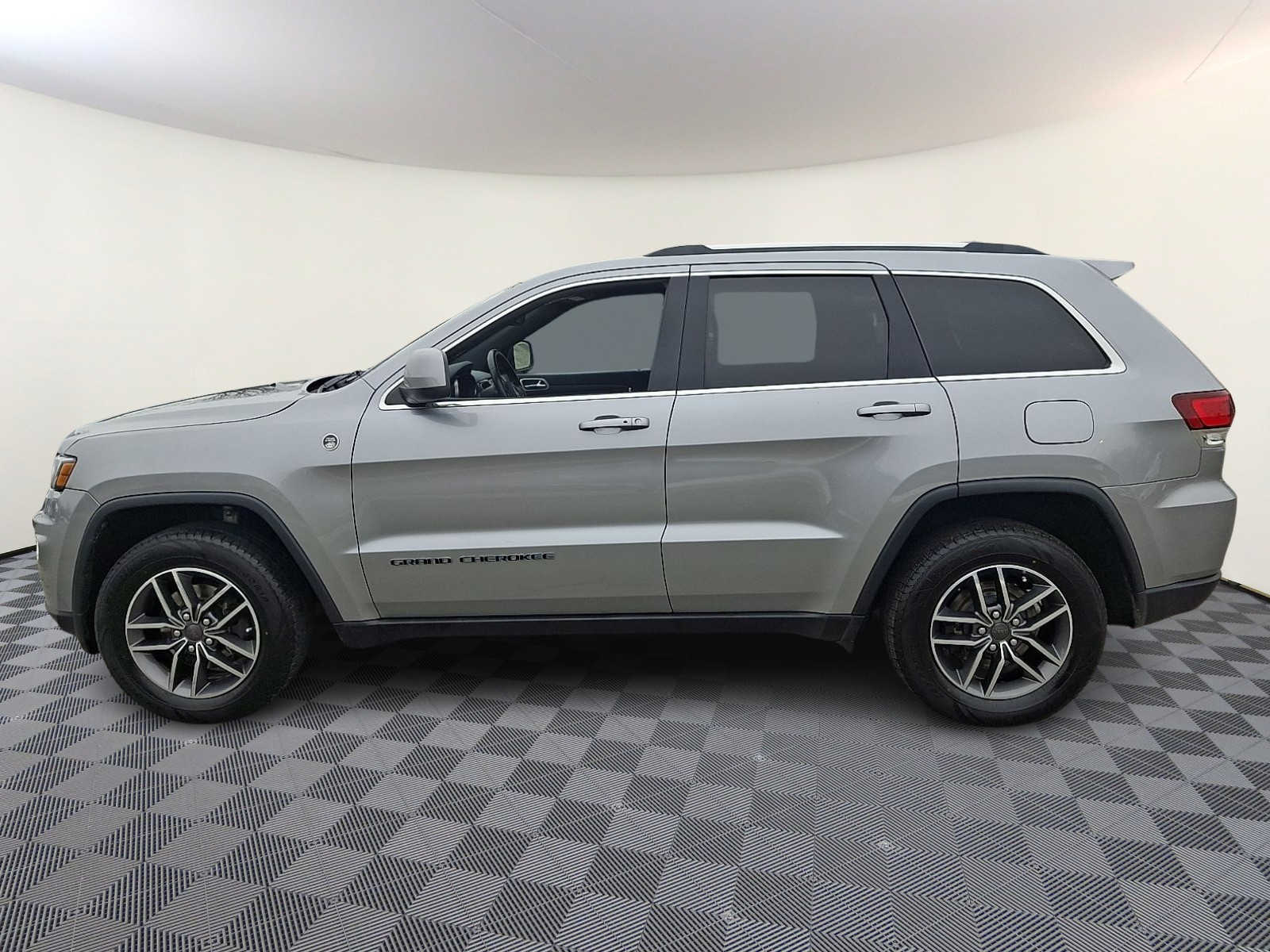 Thumbnail: 2020 Jeep Grand Cherokee - 8