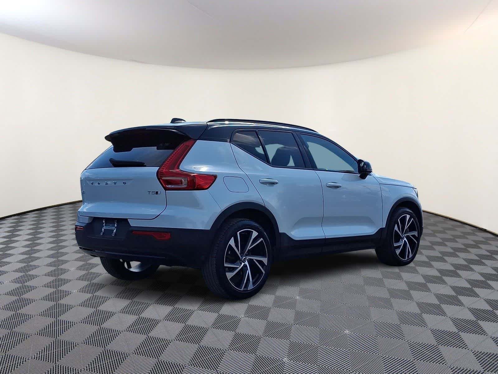 Thumbnail: 2022 Volvo XC40 - 5