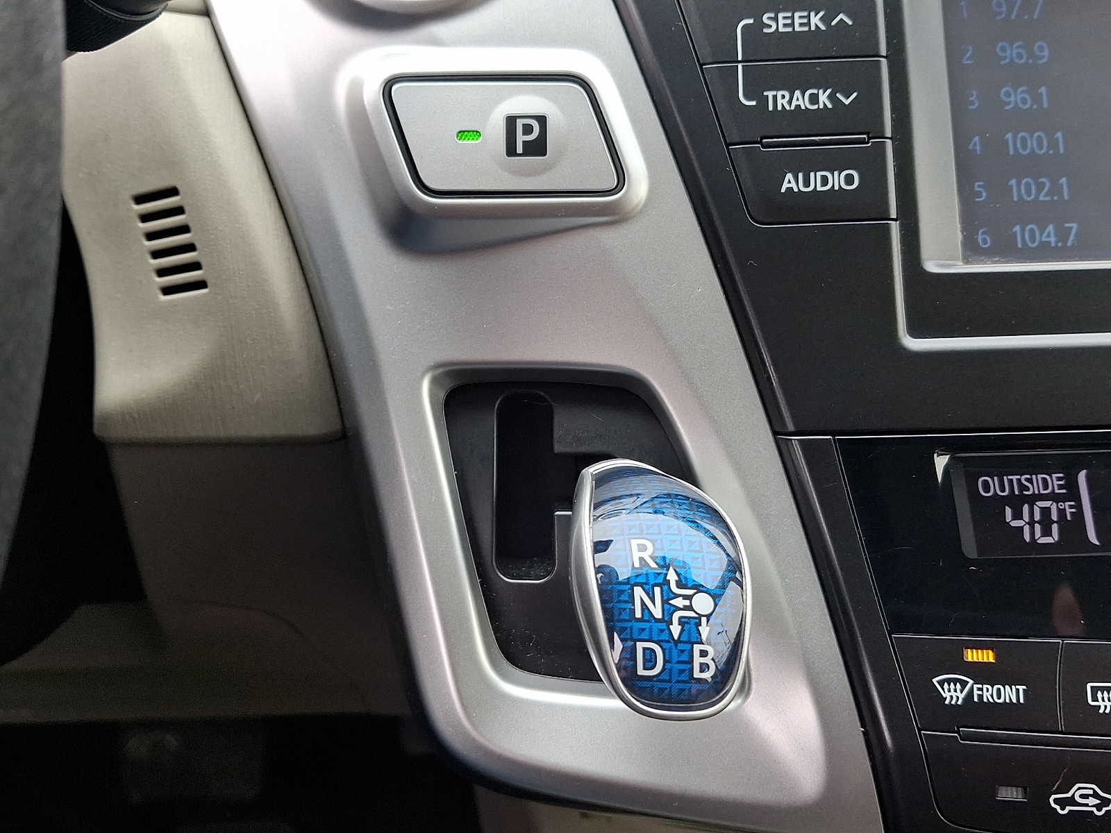 Thumbnail: 2012 Toyota Prius v - 16