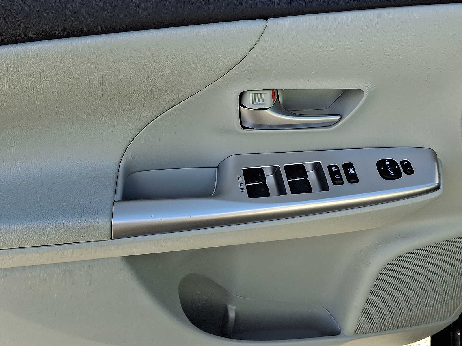 Thumbnail: 2013 Toyota Prius v - 12