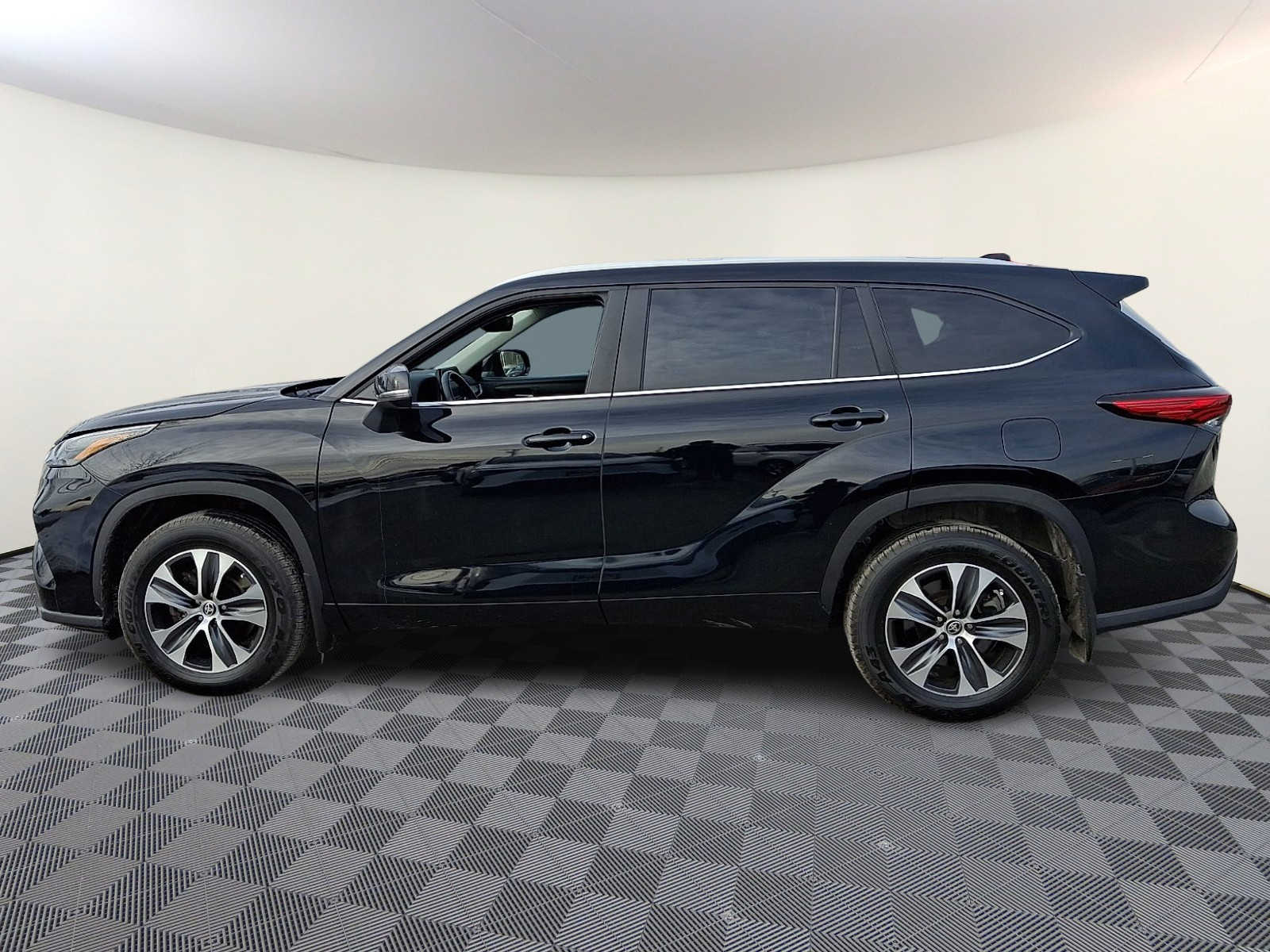 Thumbnail: 2023 Toyota Highlander - 10