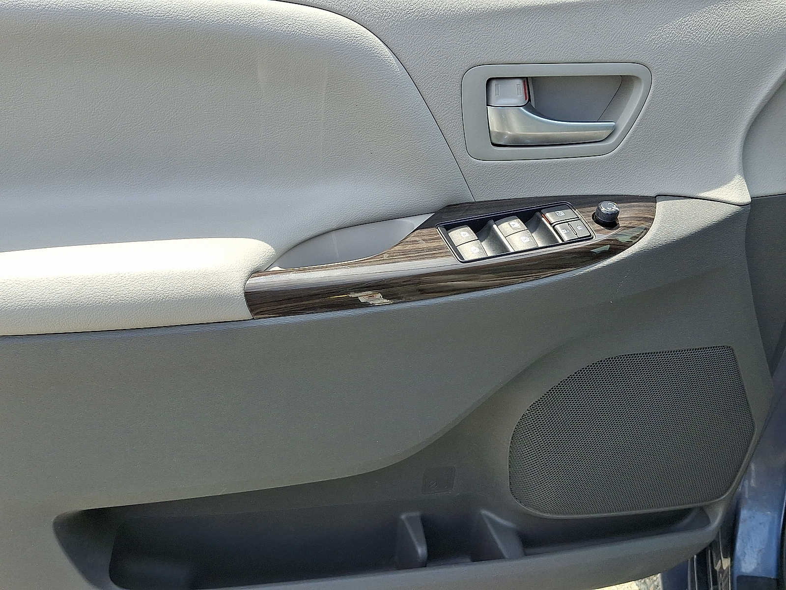 Thumbnail: 2016 Toyota Sienna - 12