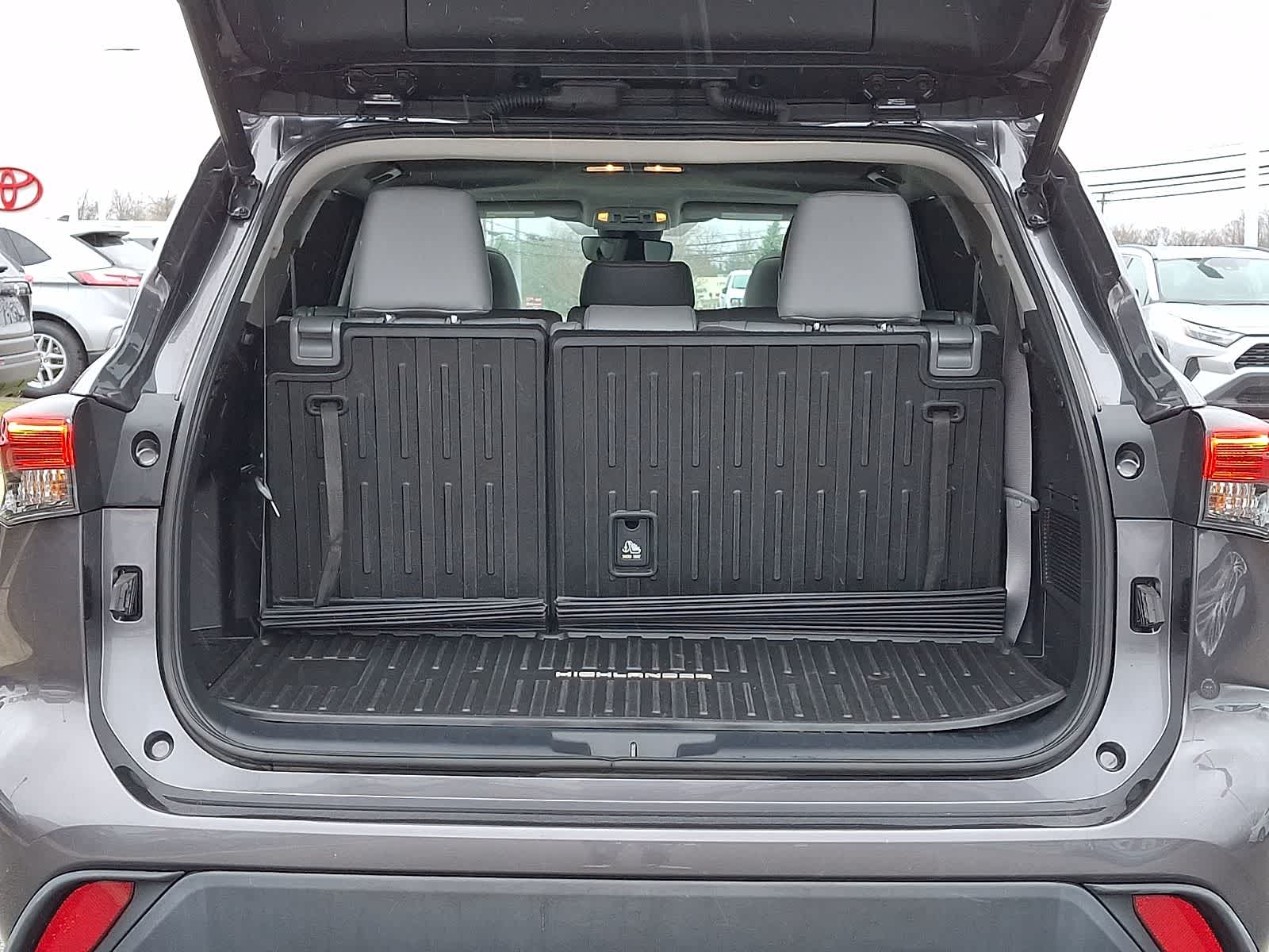 Thumbnail: 2022 Toyota Highlander - 32