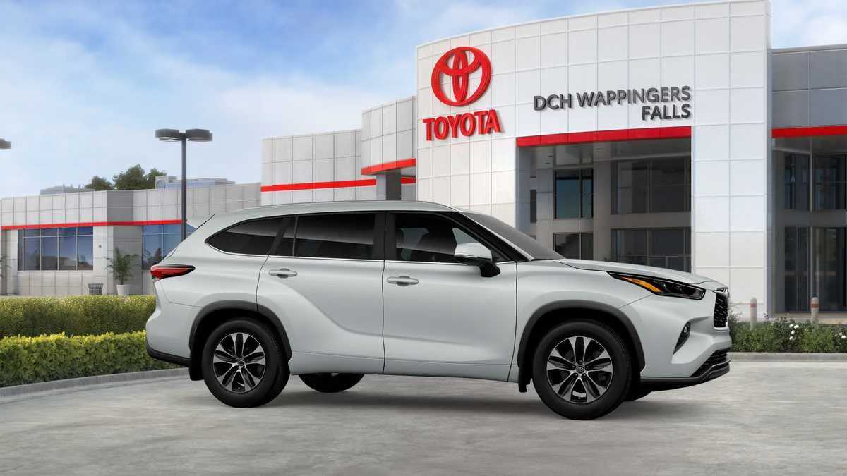 Thumbnail: 2026 Toyota Highlander - 15