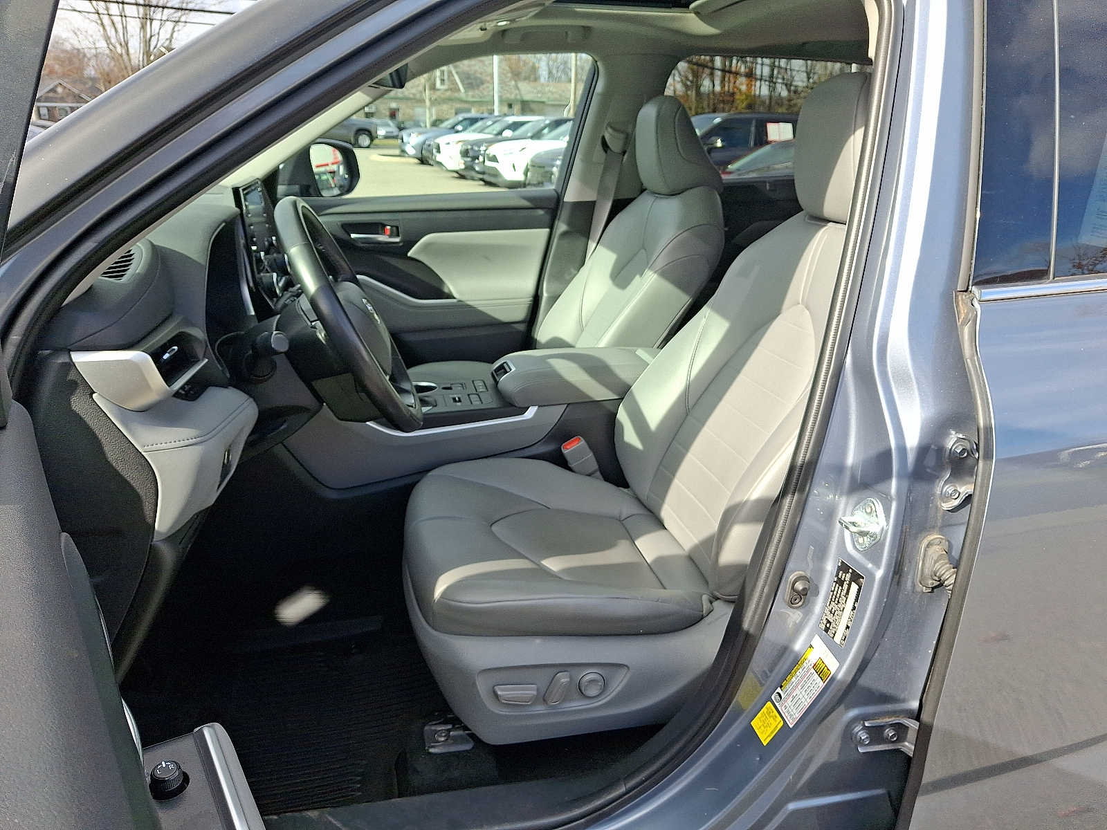 Thumbnail: 2022 Toyota Highlander - 18