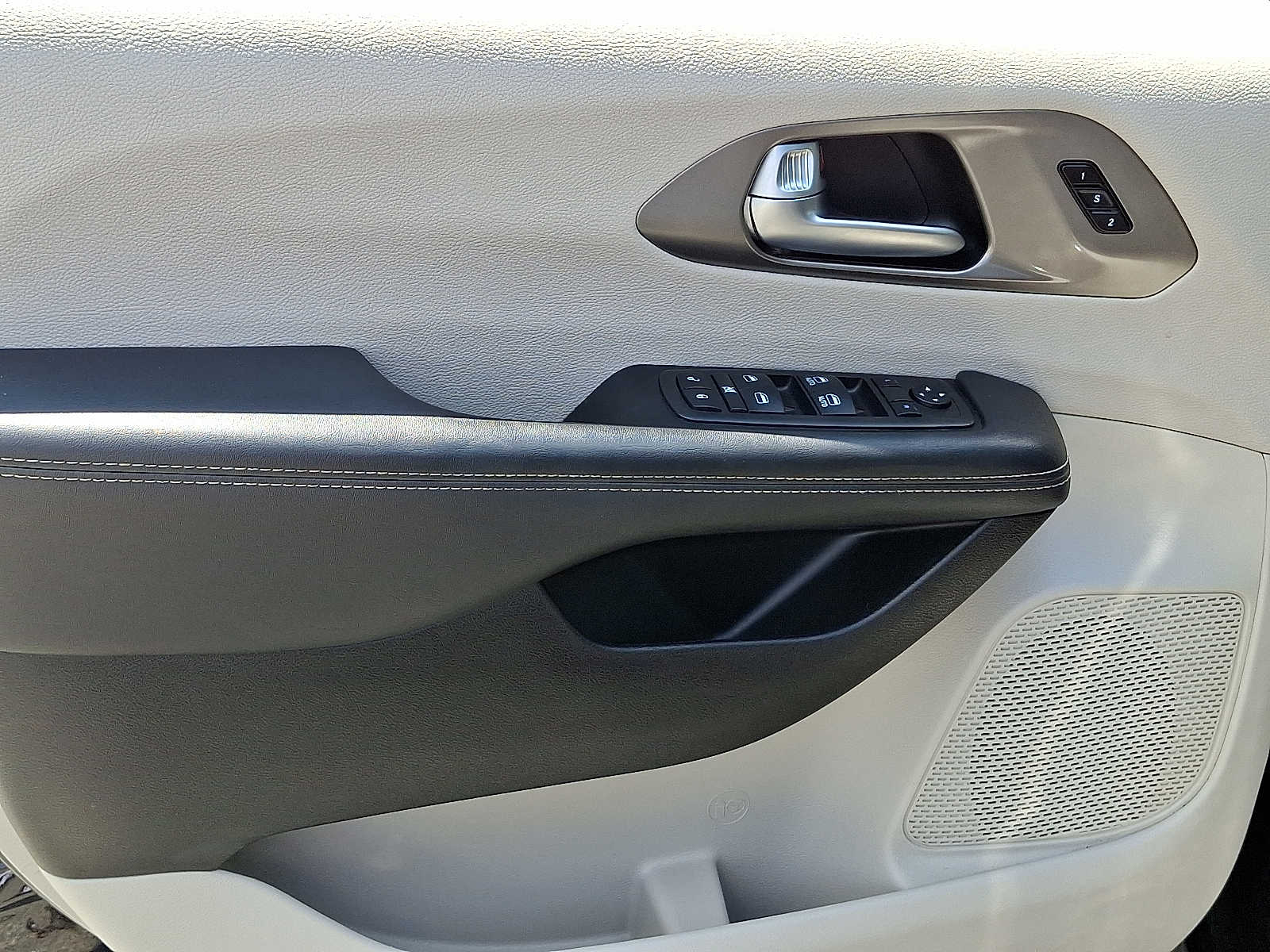 Thumbnail: 2024 Chrysler Pacifica - 10