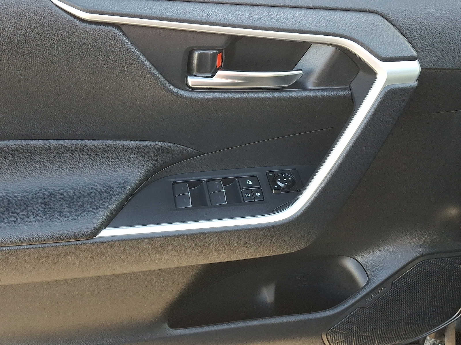 Thumbnail: 2023 Toyota RAV4 - 15