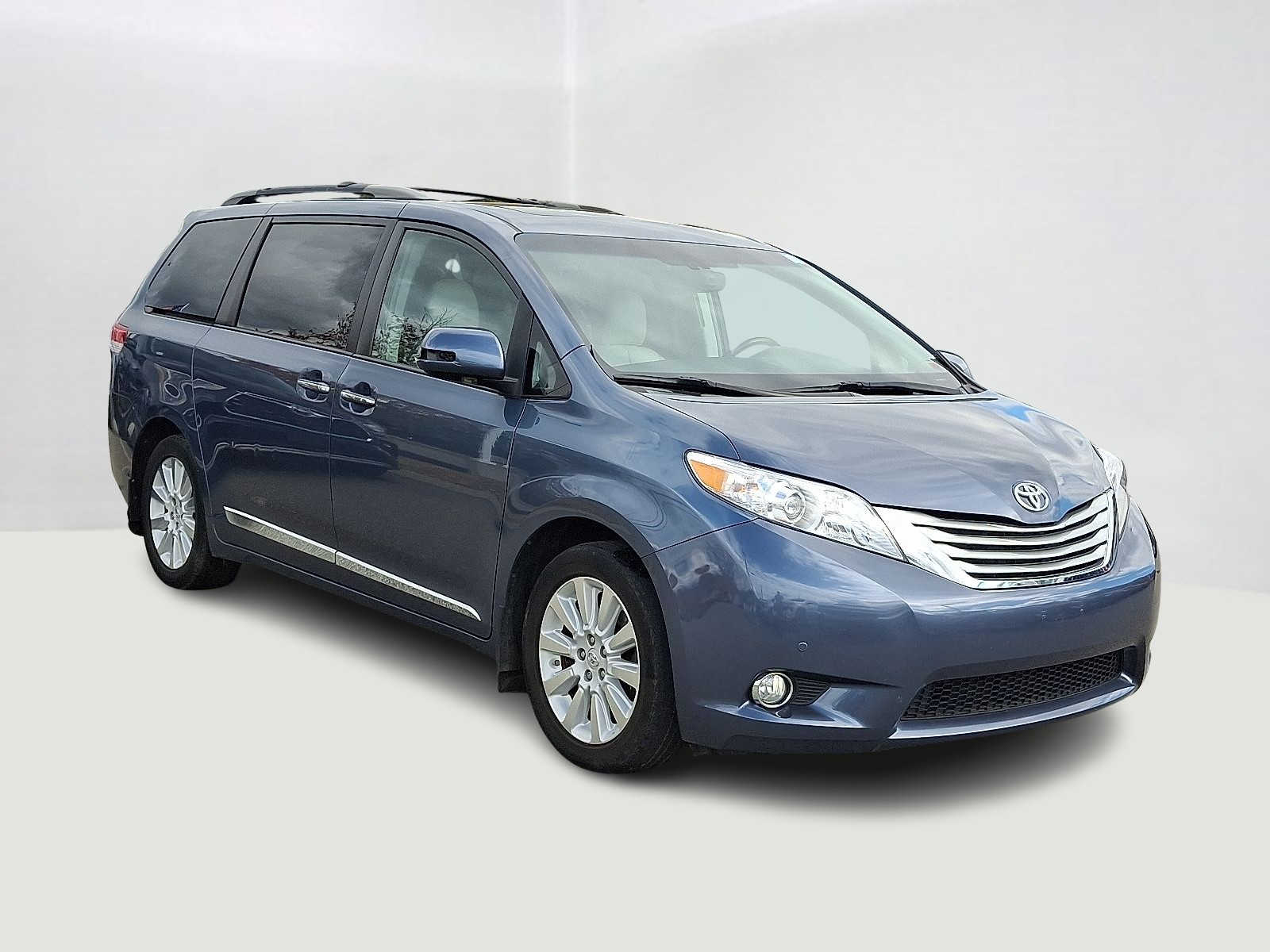 Thumbnail: 2013 Toyota Sienna - 4