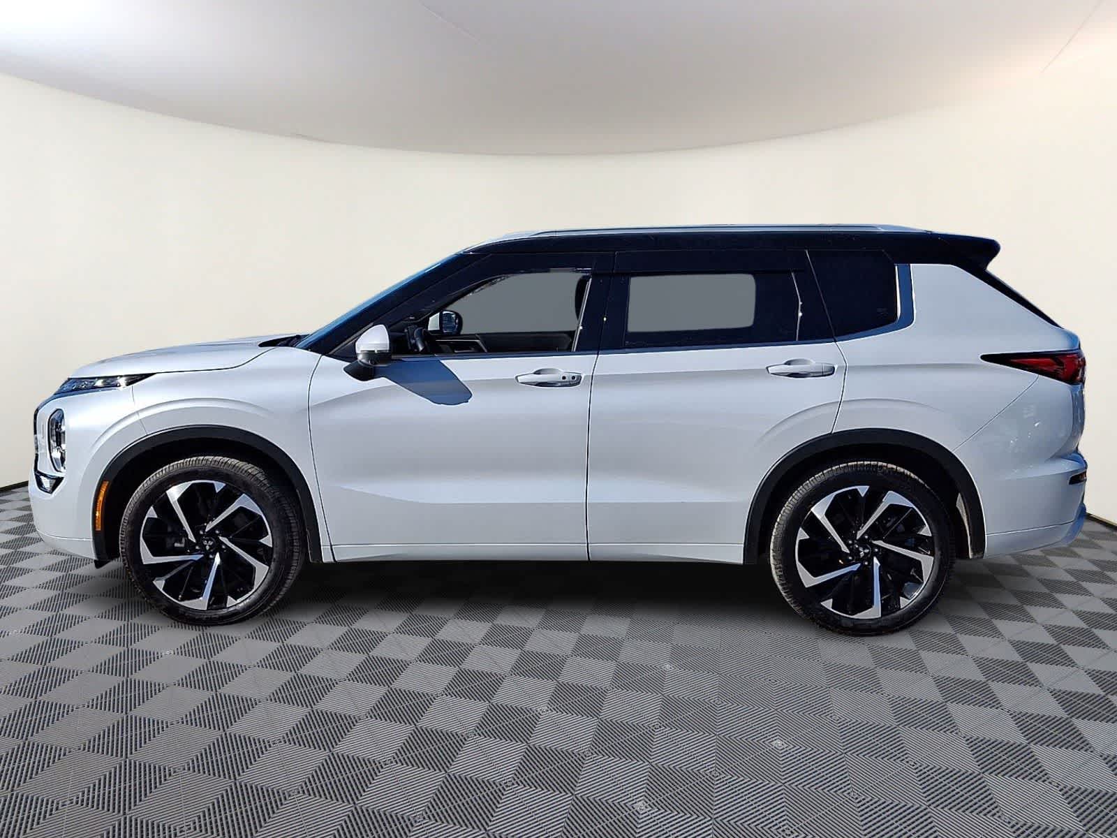 Thumbnail: 2024 Mitsubishi Outlander - 8