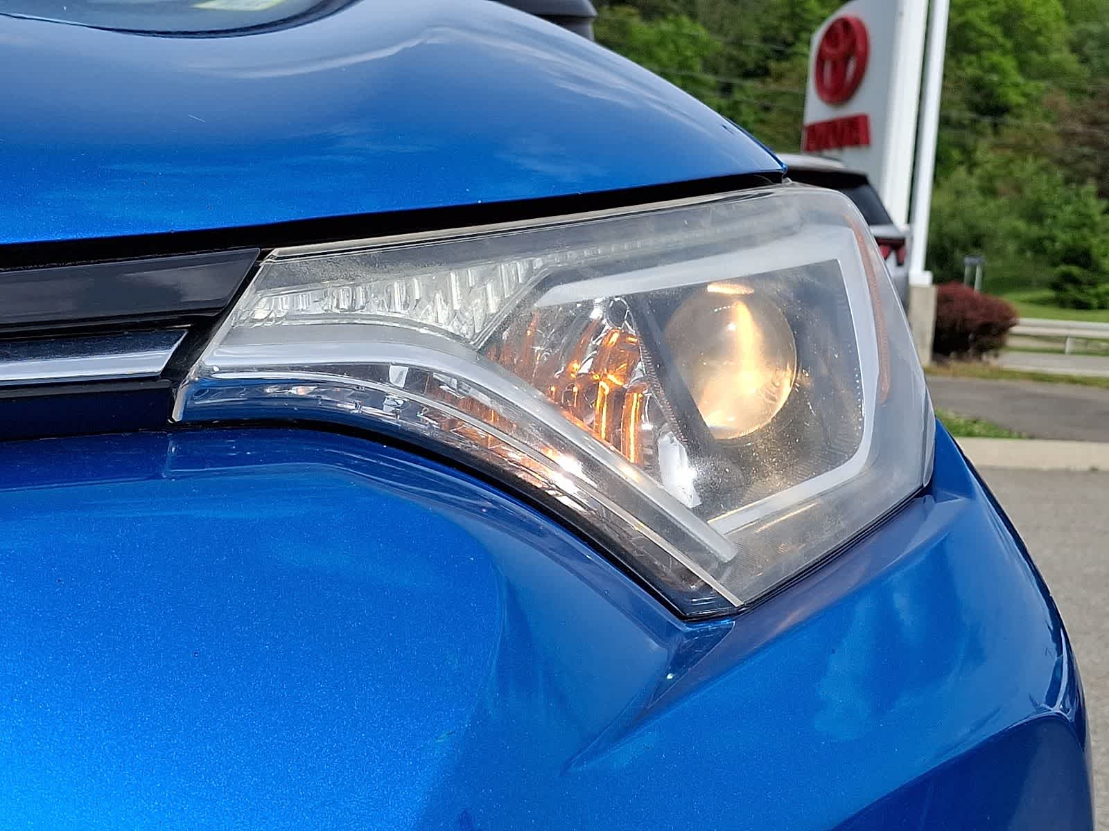 Thumbnail: 2016 Toyota RAV4 - 11