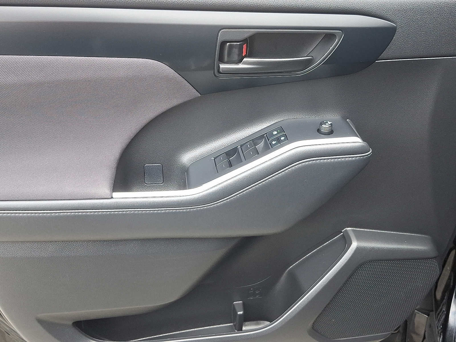 Thumbnail: 2022 Toyota Highlander - 15