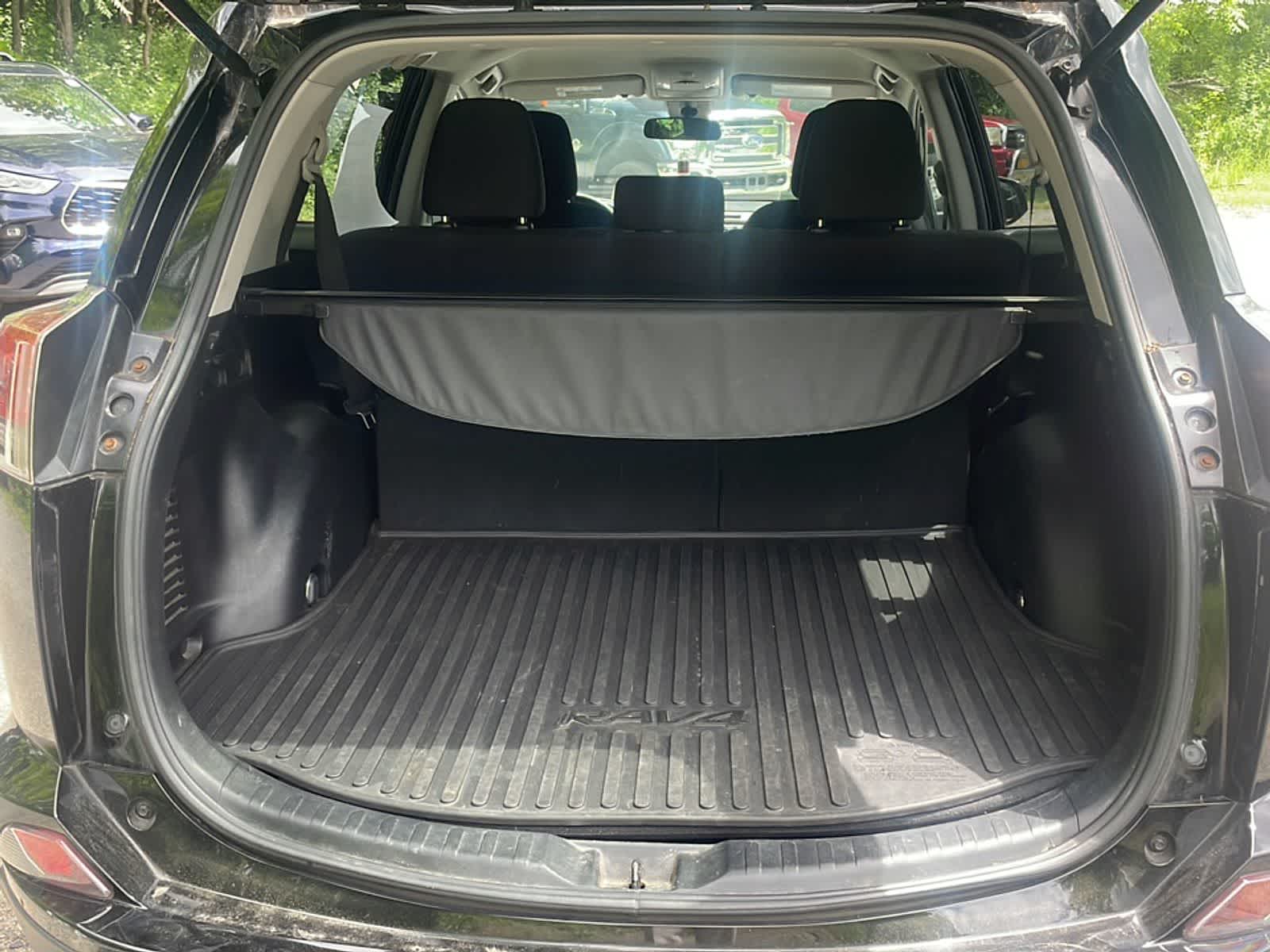 Thumbnail: 2018 Toyota RAV4 - 9