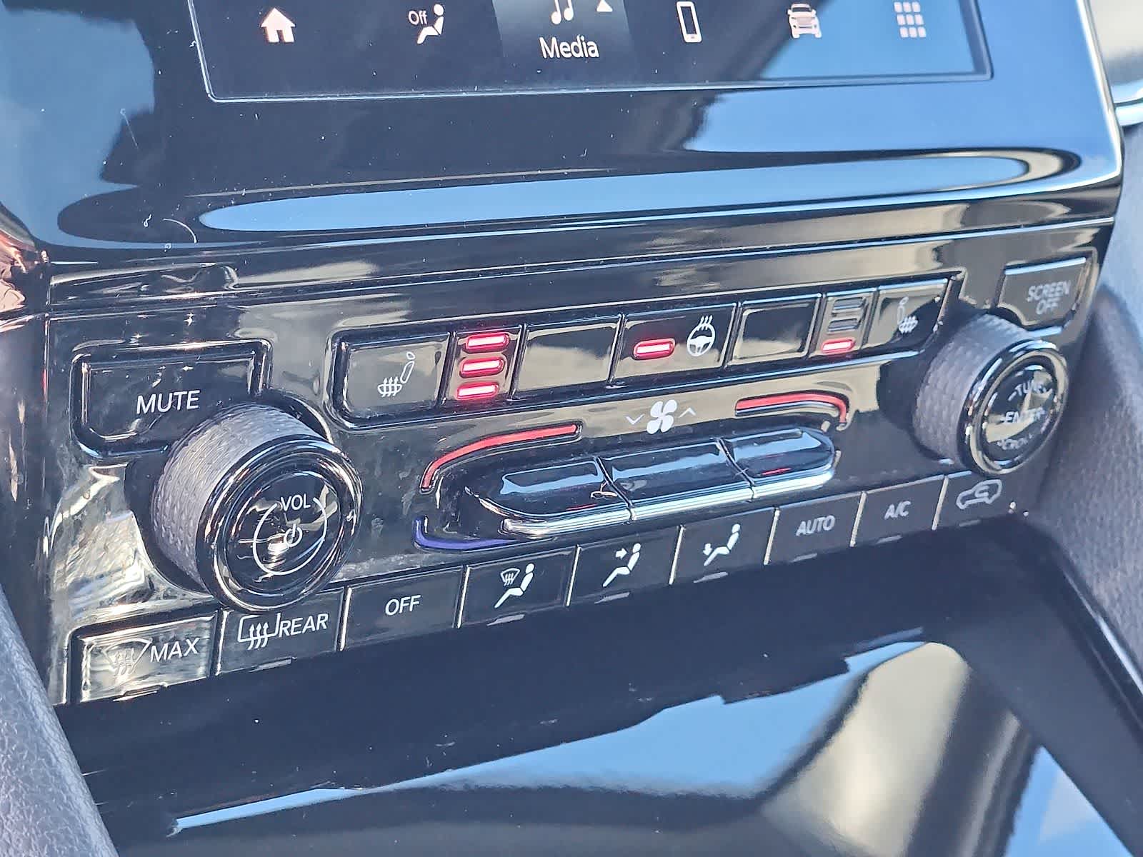 Thumbnail: 2023 Jeep Grand Cherokee - 14