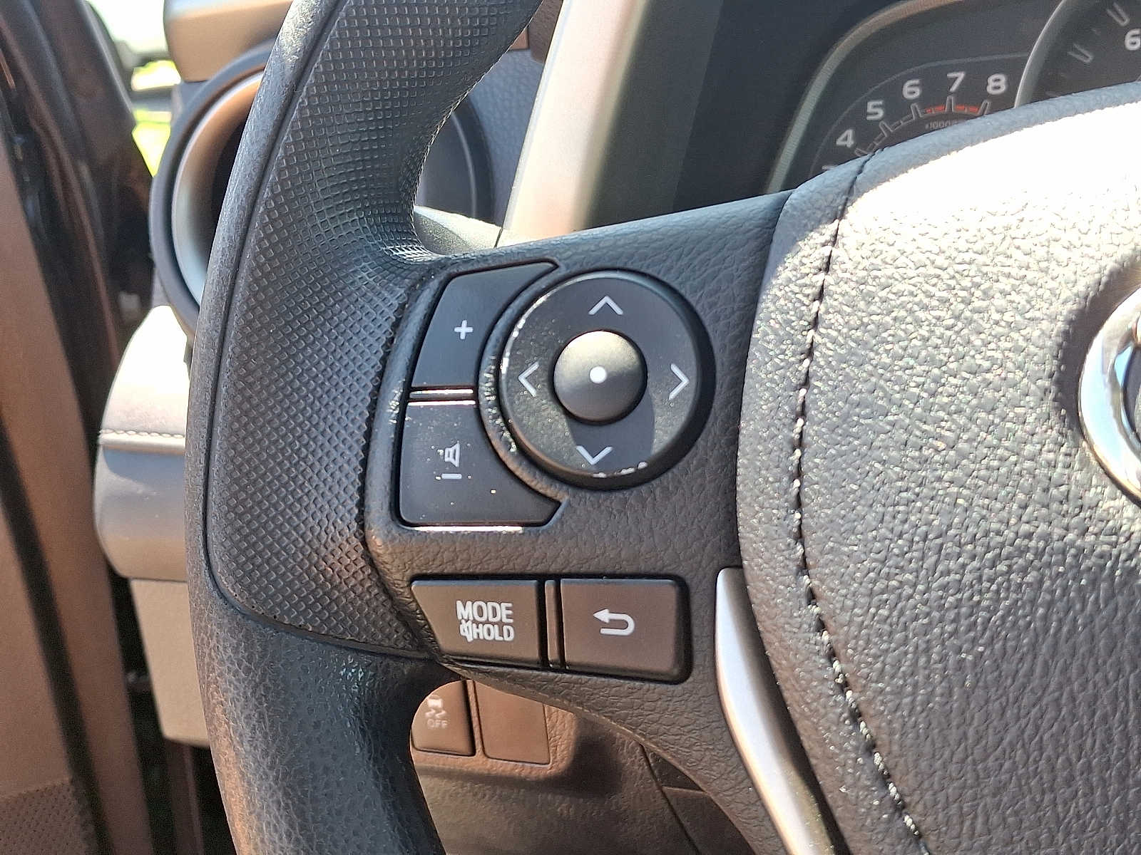 Thumbnail: 2015 Toyota RAV4 - 22