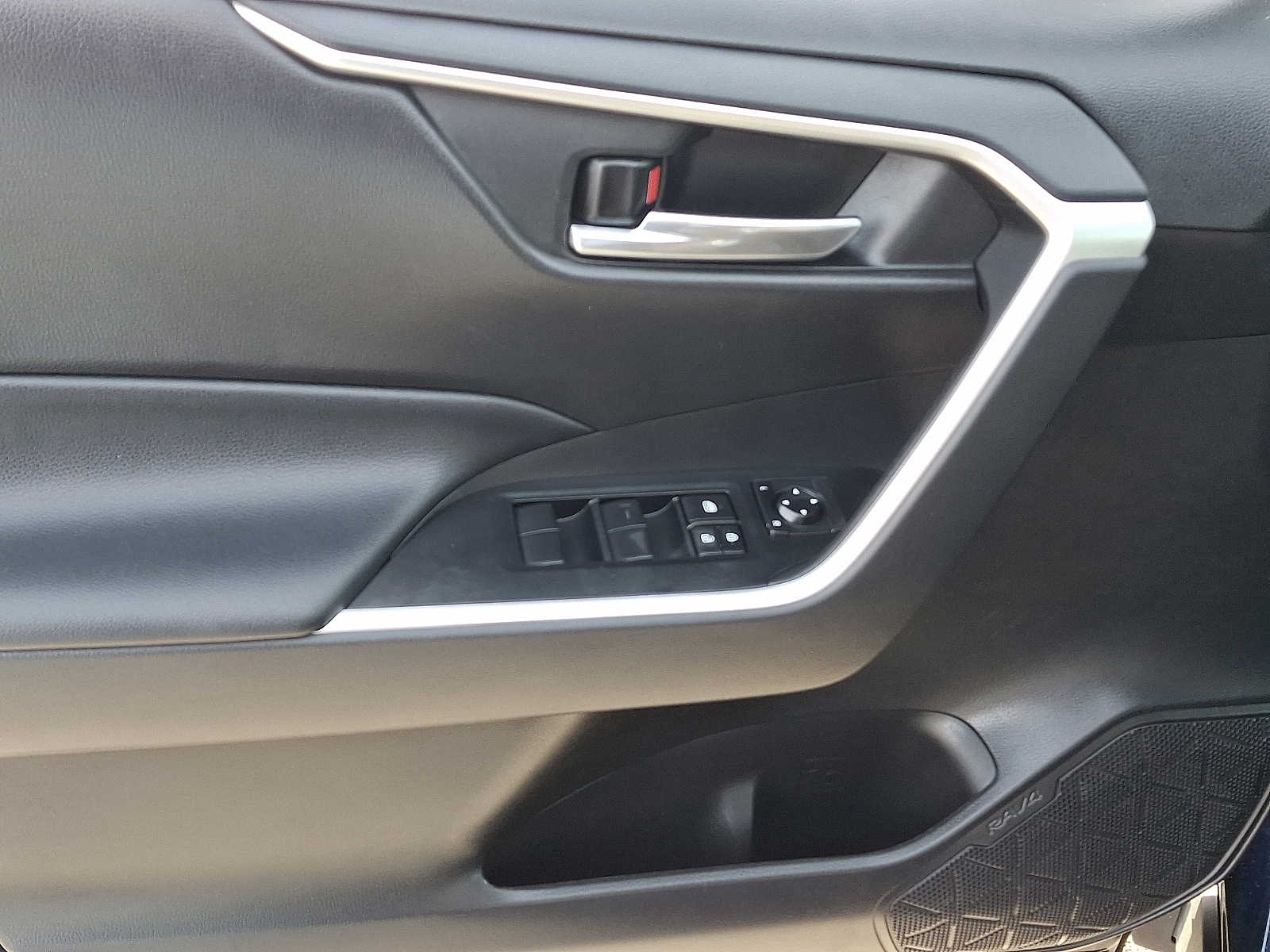 Thumbnail: 2020 Toyota RAV4 - 15