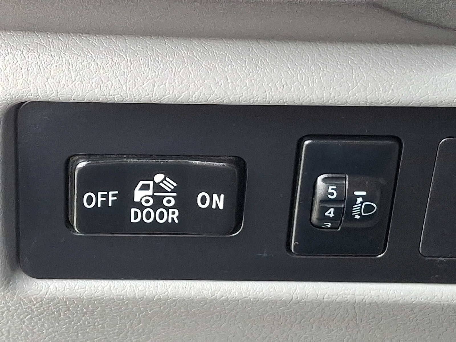 Thumbnail: 2011 Toyota Tundra - 16