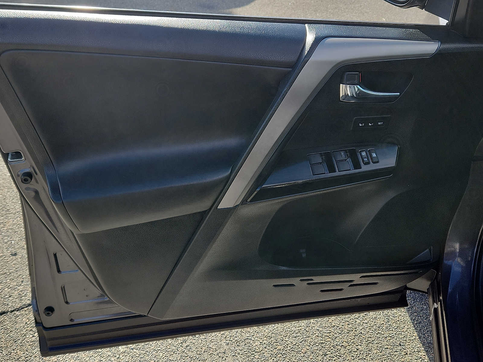 Thumbnail: 2017 Toyota RAV4 - 15