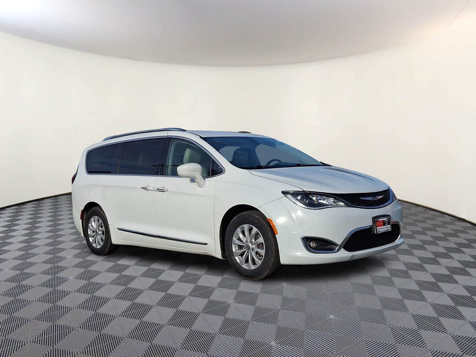 Thumbnail: 2019 Chrysler Pacifica - 4