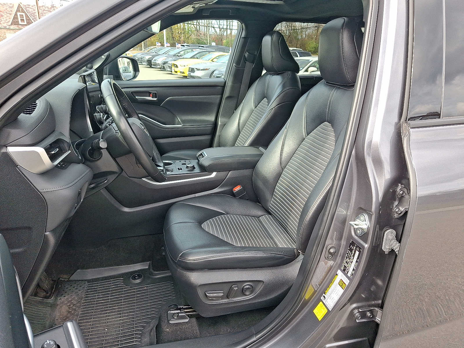 Thumbnail: 2023 Toyota Highlander - 17